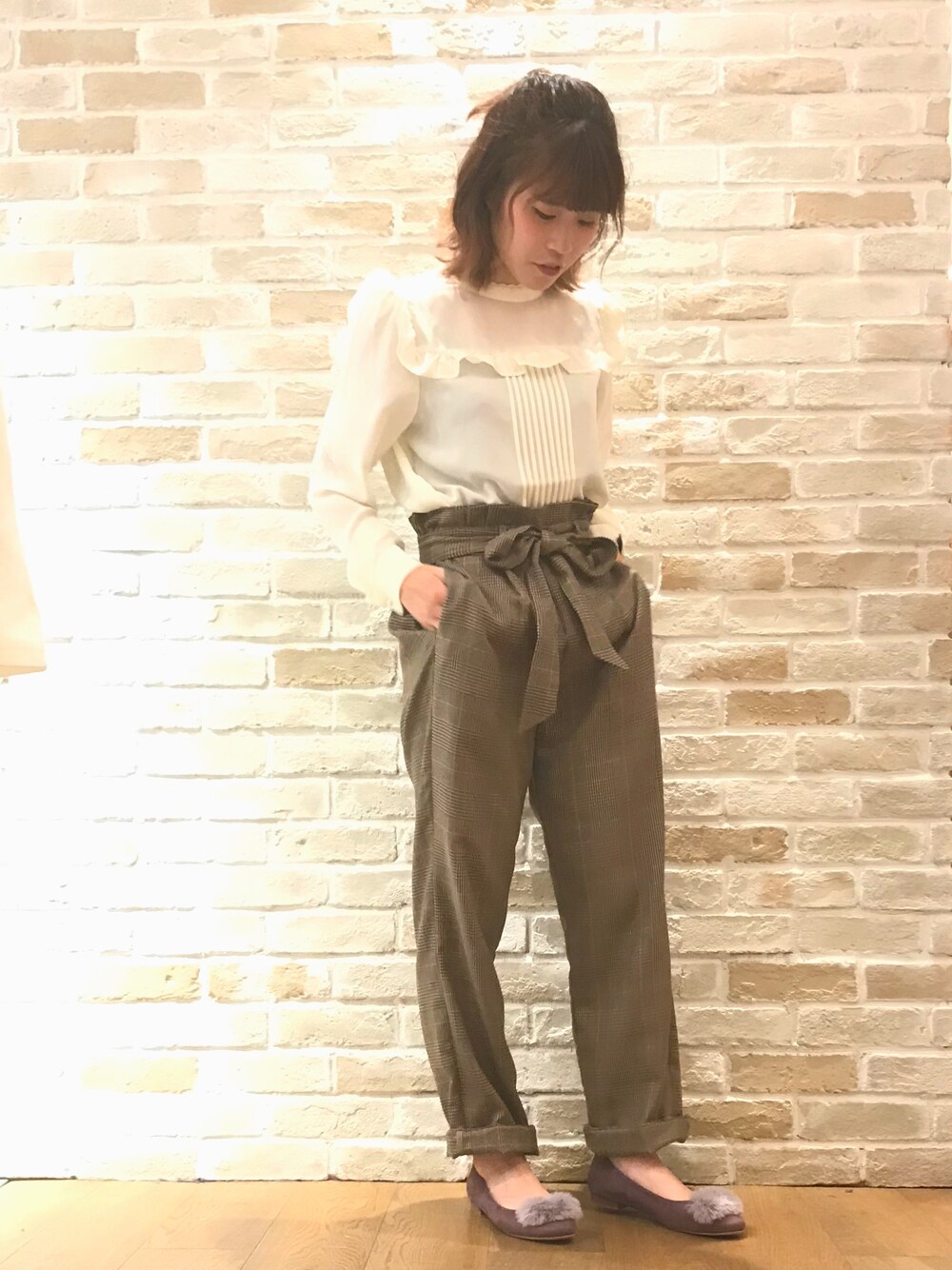 「アースミュージック＆エコロジー、earth music&ecology、秋コーデ、白ブラウス、グレンチェック」｜「earth music&ecologyのアイテム（その他パンツ、グレー系）」を使った、tanaka  rihoさん（レディース）の夏コーディネートの1枚目の写真