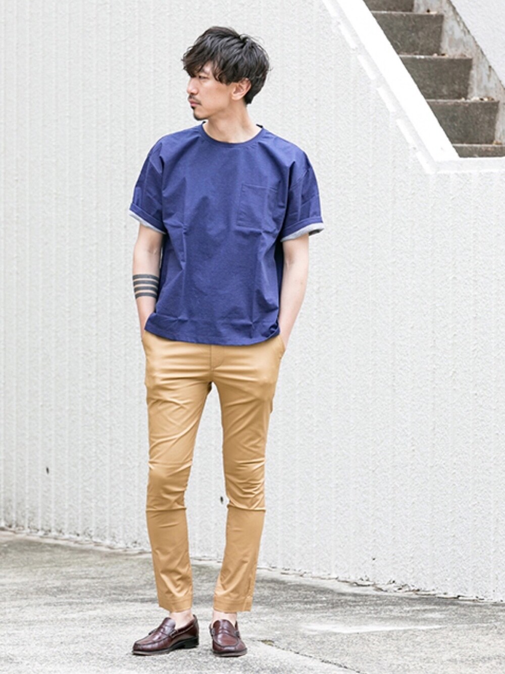 ブルー系のTシャツ/カットソー、ベージュ系のチノパンツを着用したメンズの夏コーディネートの1枚目の写真