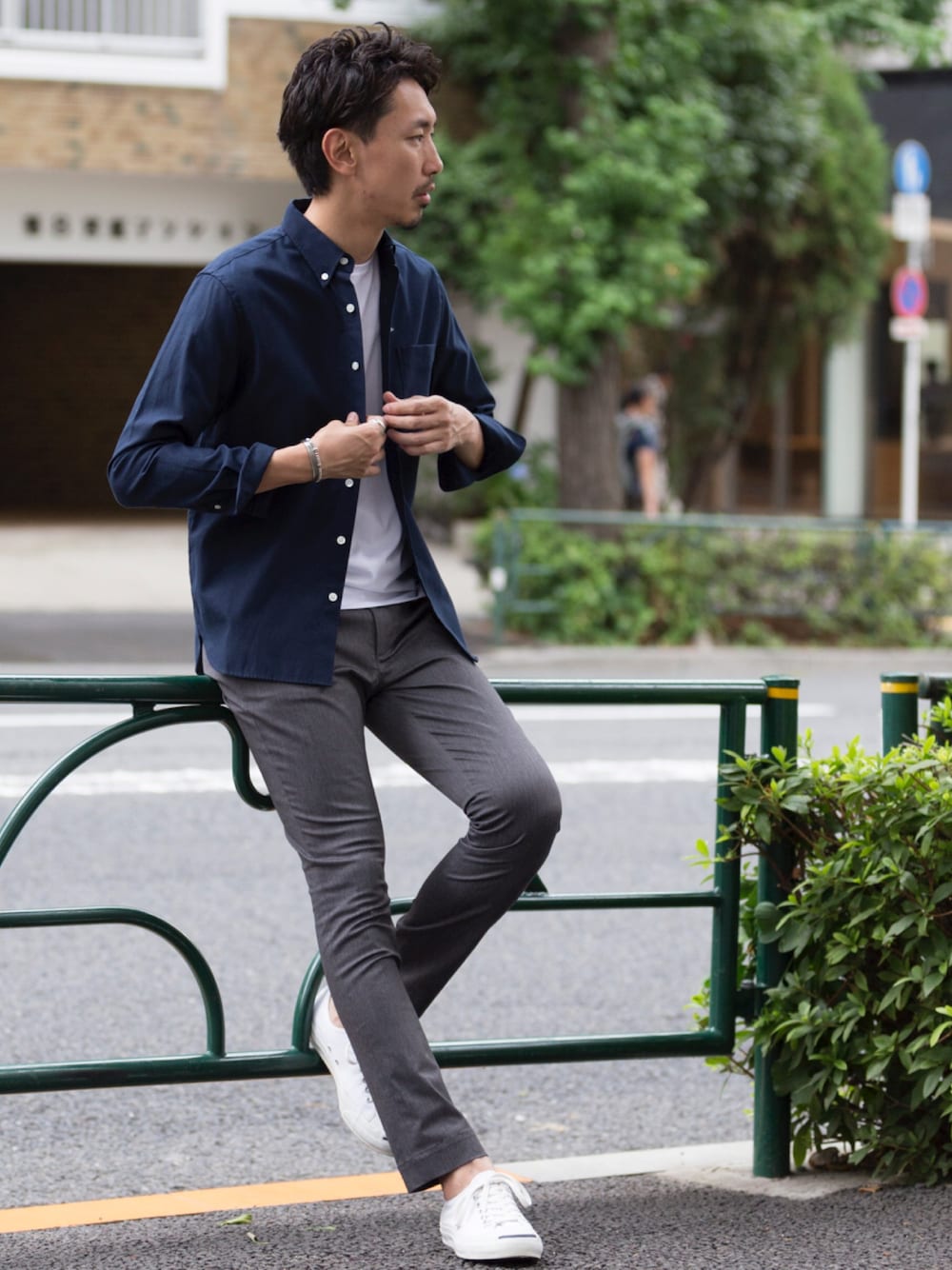 ブルー系のシャツ/ブラウス、グレー系のチノパンツ、その他のその他を着用したメンズの秋コーディネートの1枚目の写真