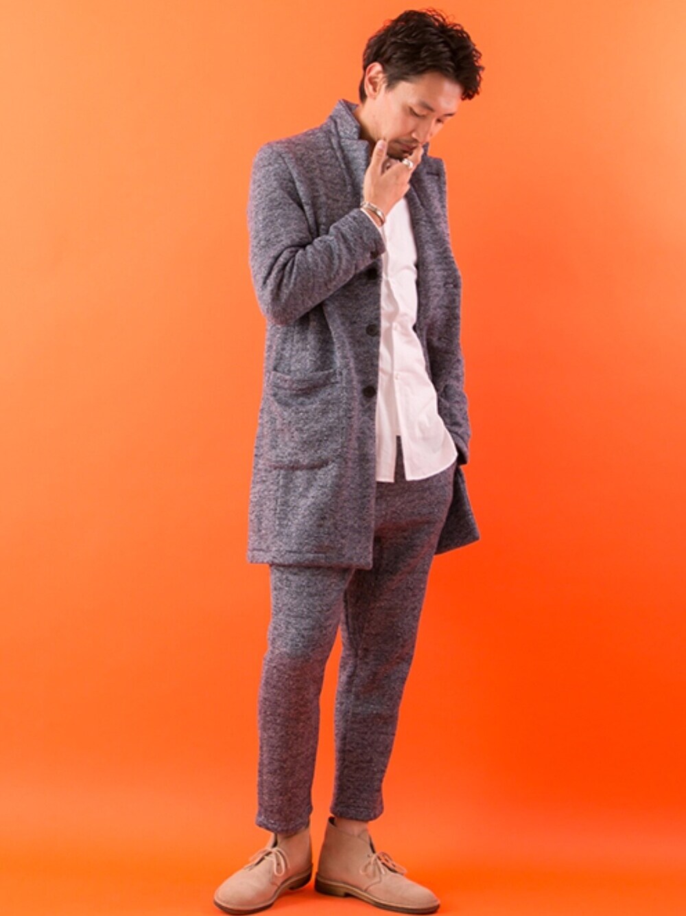 「セットアップスタイル、ロングコート、フリースパンツ、デザートブーツ、clarks、アーバンリサーチ、URBAN RESEARCH、バンドカラーシャツ、白シャツ、クロップドパンツ」｜「URBAN RESEARCH ROSSO MENのROSSO MEN セーターフリースチェスターコート（チェスターコート、グレー系）」を使った、Juniyaさん（メンズ・184cm）の冬コーディネートの1枚目の写真