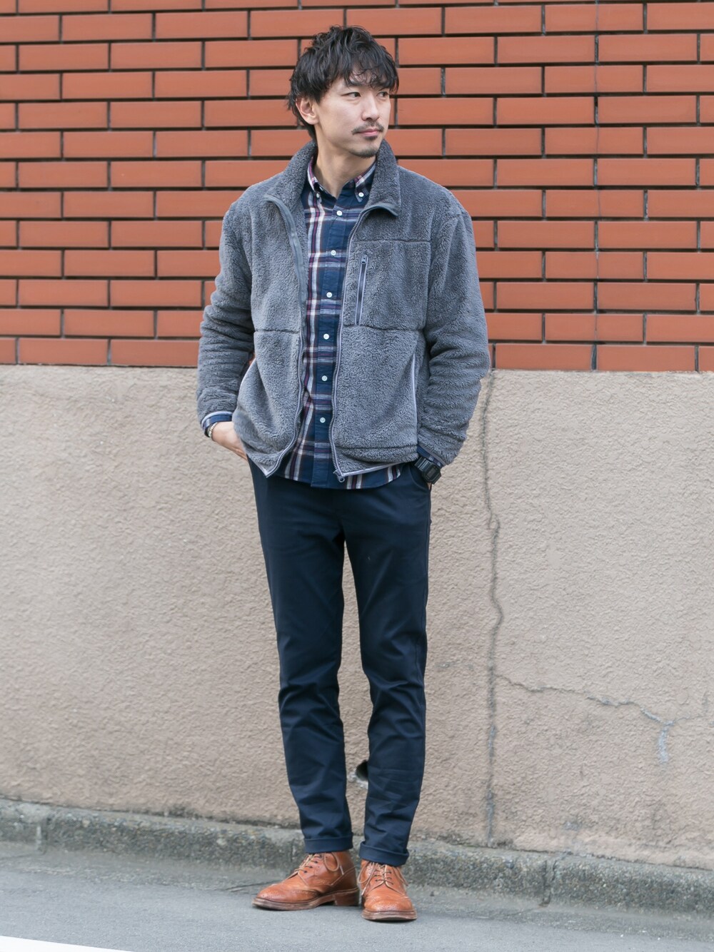 「ネルシャツ、チェックシャツ、フリースジャケット、ボアフリース、ボアジャケット、チノパン、トリッカーズ、tricker's、URBAN RESEARCH、アーバンリサーチ」｜「URBAN RESEARCH ROSSO MENのROSSO MEN プレミアムシャギー起毛チェックシャツ（シャツ/ブラウス、ブルー系）」を使った、Juniyaさん（メンズ・184cm）の冬コーディネートの1枚目の写真
