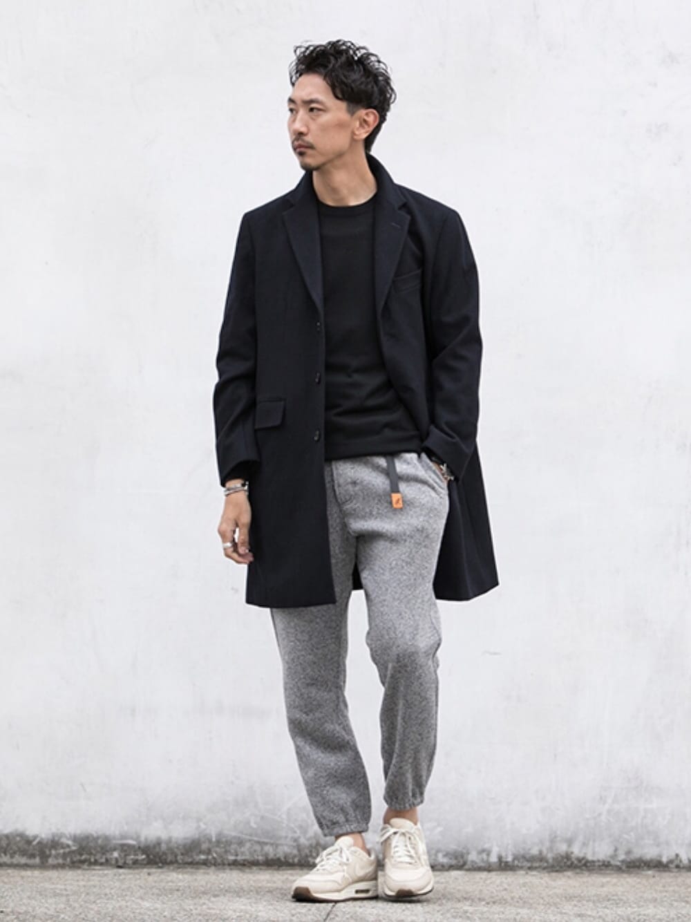 「チェスターコート、ロングコート、メルトンコート、グラミチ、GRAMICCI、airmax、URBAN RESEARCH、アーバンリサーチ、アスレジャー、NIKE」｜「URBAN RESEARCH ROSSO MENのROSSO MEN メルトンチェスターコート（チェスターコート、ブルー系）」を使った、Juniyaさん（メンズ・184cm）の冬コーディネートの1枚目の写真