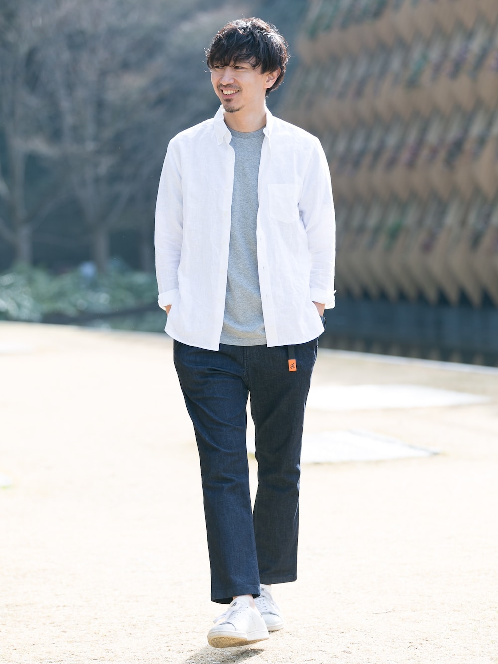「リネンシャツ、白シャツ、グラミチ、グラミチ別注、リネン、シンプルコーデ、アーバンリサーチ、URBAN RESEARCH、GRAMICCI、春コーデ」｜「URBAN RESEARCH ROSSO MENのGRAMICCI別注 COOLMAXデニム NN-PANTS（デニムパンツ、ブルー系）」を使った、Juniyaさん（メンズ・184cm）の春コーディネートの1枚目の写真