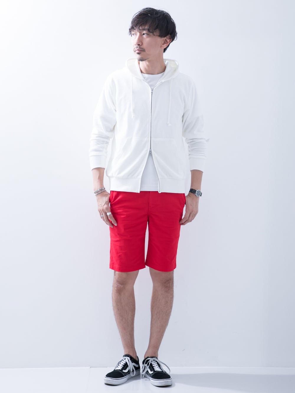 「パーカー、パーカーコーデ、パイル素材、ショートパンツ、ショーツスタイル、赤パンツ、アーバンリサーチ、VANS OLDSKOOL、URBAN RESEARCH、ビビッドカラー」｜「URBAN RESEARCH ROSSO MENのスリムストレッチチノショートパンツ（その他パンツ、レッド系）」を使った、Juniyaさん（メンズ・184cm）の夏コーディネートの1枚目の写真