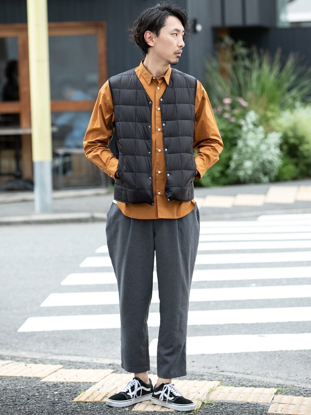 「TAION、ダウンベスト、シャツスタイル、スラックス、ライトダウン、ベスト×シャツ、ベストスタイル、アーバンリサーチ、rosso men、URBAN RESEARCH」｜「URBAN RESEARCH ROSSO MENのTAION 　V NECK BEST（ダウンベスト、ブラック系）」を使った、Juniyaさん（メンズ・184cm）の秋コーディネートの1枚目の写真