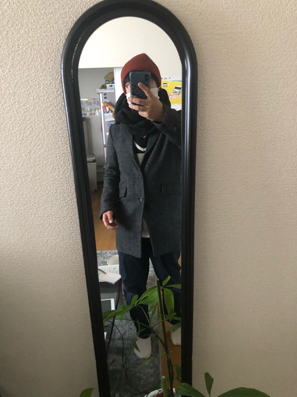 その他のチェスターコートを着用したメンズの春コーディネートの1枚目の写真