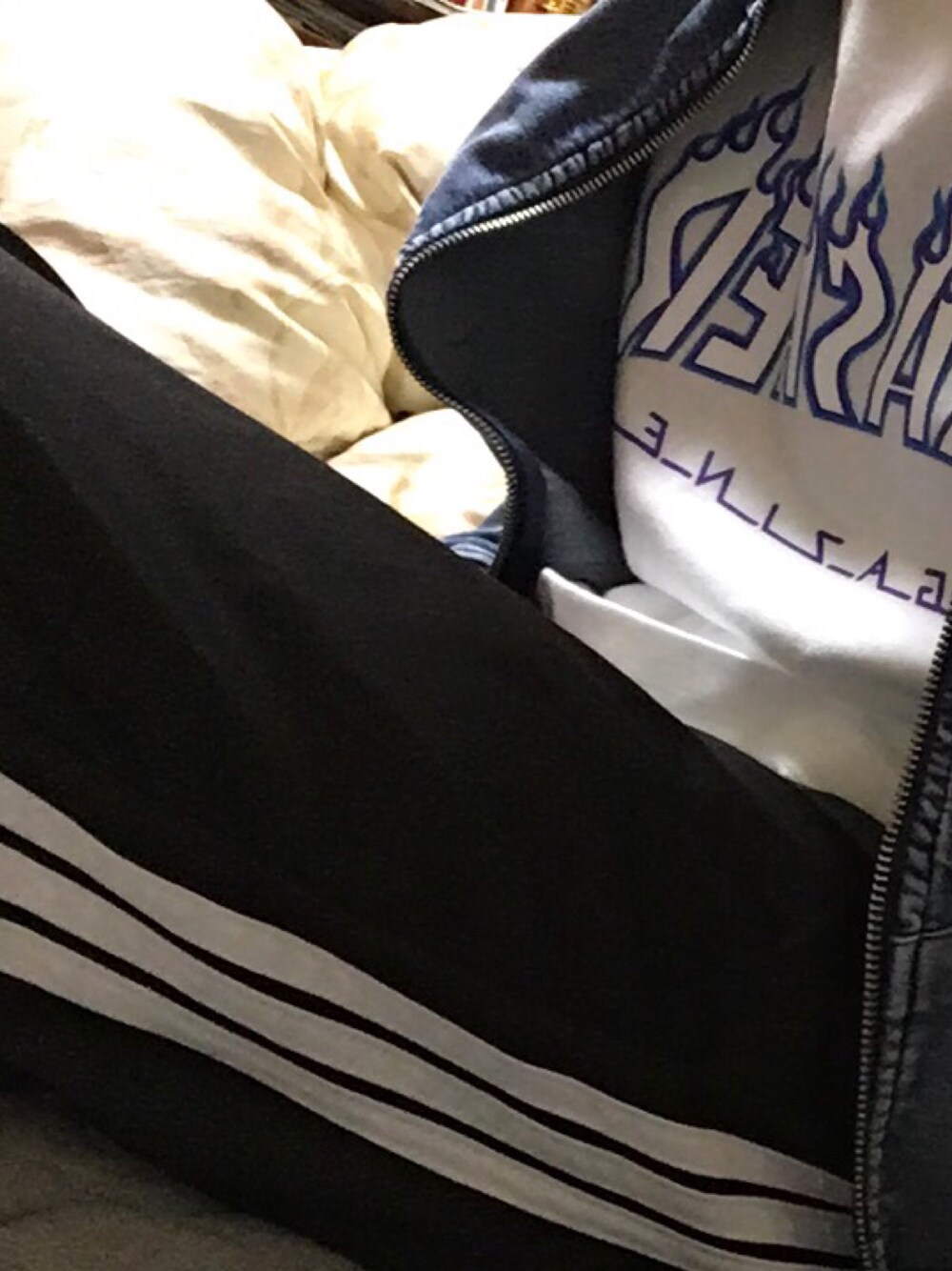 「THRASHERのアイテム（Tシャツ/カットソー、ホワイト系）」を使った、onechandog[相互フォロー]さん（メンズ・170cm）の冬コーディネートの1枚目の写真