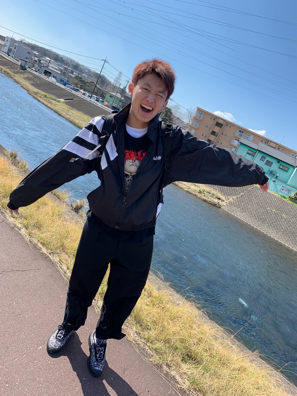 「お洒落さんとつながりたい、今日のコーデ、ブラックコーデ」｜「adidasのアイテム（その他アウター、ブラック系）」を使った、onechandog[相互フォロー]さん（メンズ・170cm）の春コーディネートの1枚目の写真