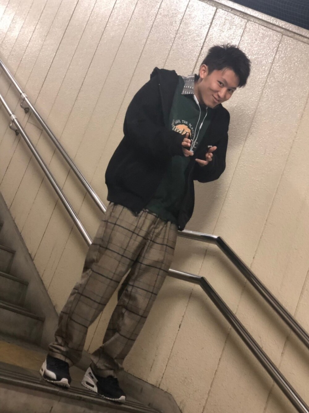 「おしゃれさんと繋がりたい、ビッグシルエット、hardrockcafe」｜「suqqestionのアイテム（スラックス、ベージュ系）」を使った、onechandog[相互フォロー]さん（メンズ・170cm）の春コーディネートの1枚目の写真