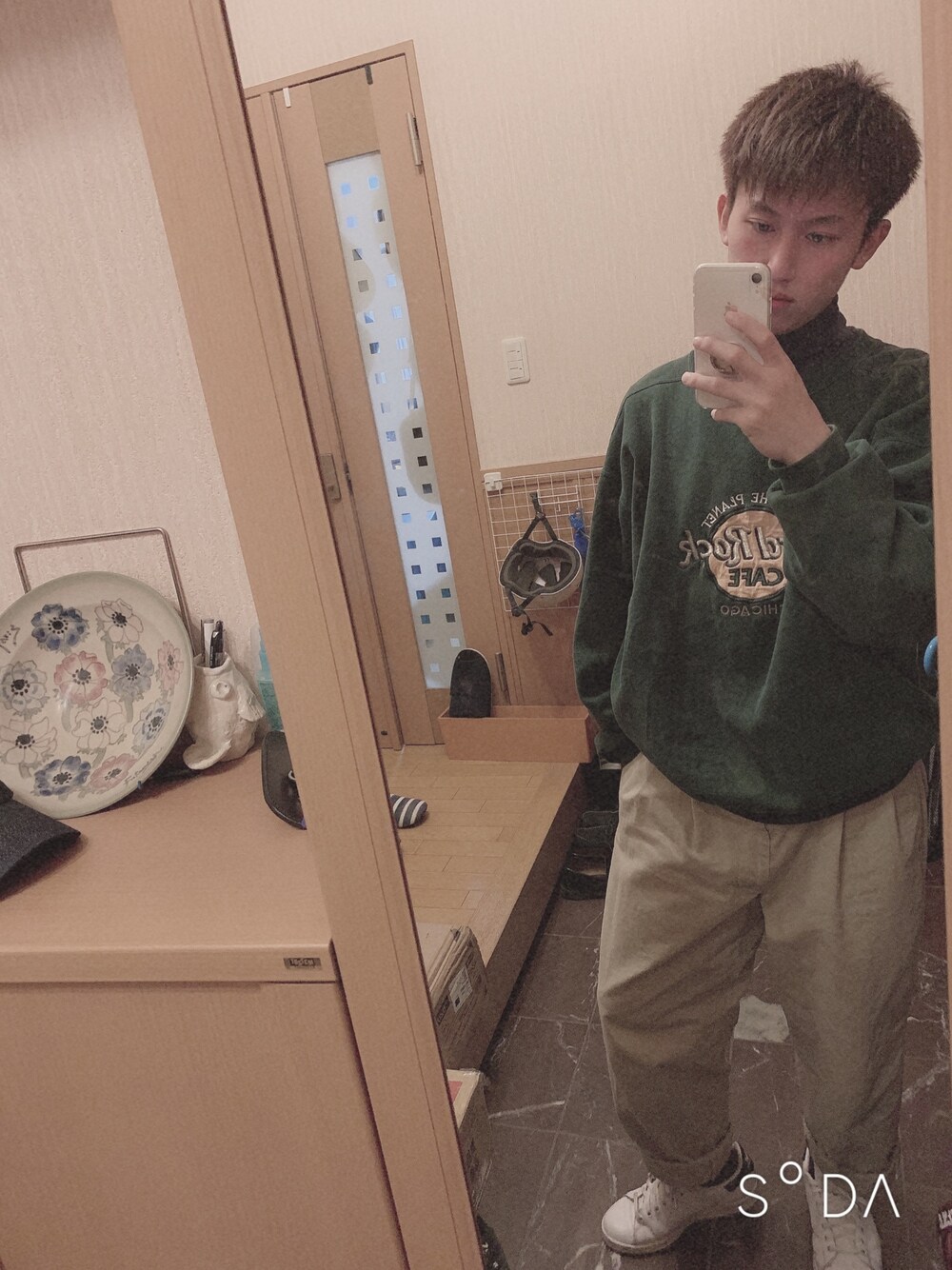 「おしゃれさんと繋がりたい、古着、むらさき、ベージュ」｜「古着のアイテム（Tシャツ/カットソー、パープル系）」を使った、onechandog[相互フォロー]さん（メンズ・170cm）の春コーディネートの1枚目の写真
