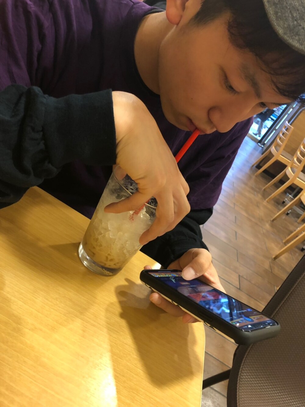 「オーバーサイズ、春コーデ、プチプラ、古着、古着MIX、古着コーデ、古着好きな人と繋がりたい、おしゃれさんと繋がりたい、いいね、save、フォローお願いします🤑」｜「古着のアイテム（Tシャツ/カットソー、パープル系）」を使った、onechandog[相互フォロー]さん（メンズ・170cm）の春コーディネートの1枚目の写真