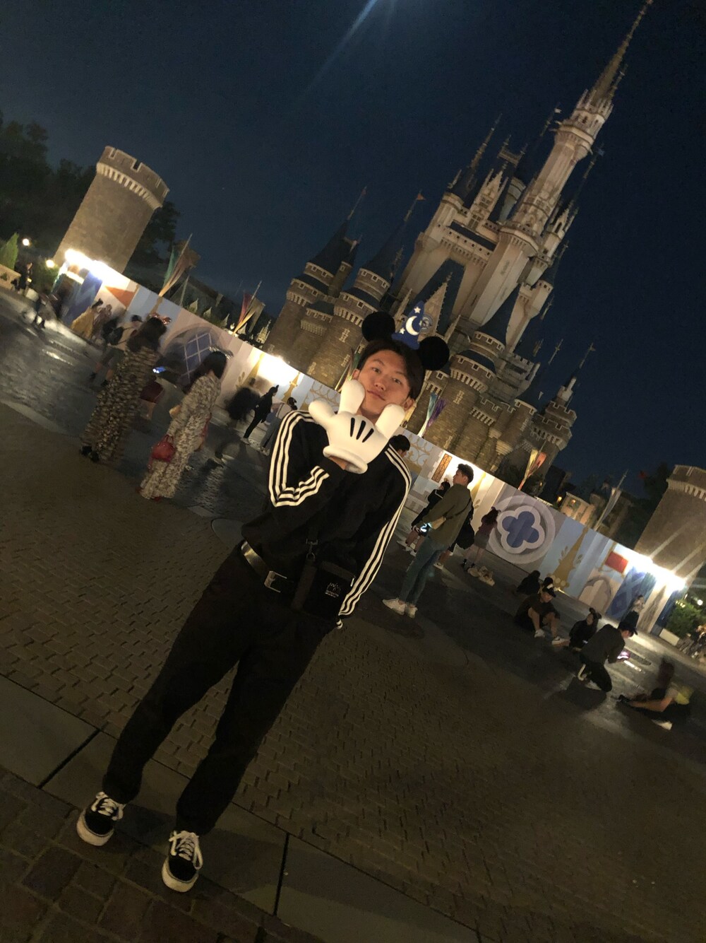 「おしゃれさんと繋がりたい、今日のコーデ、スニーカー、スウェット、モノトーン、タックイン、秋コーデ、ディズニー、ディズニーコーデ、ディズニーランド」｜「Disneyのアイテム（帽子、ブラック系）」を使った、onechandog[相互フォロー]さん（メンズ・170cm）の秋コーディネートの1枚目の写真