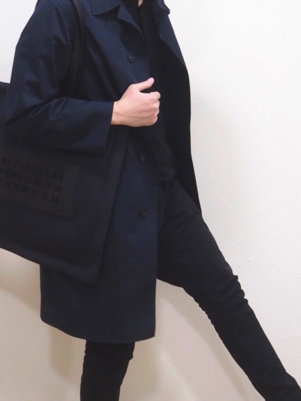 「私の推しブランド、キレイめ、おしゃれさんと繋がりたい、UNIQLO、黒、ロングコート」｜「UNIQLOのウルトラストレッチスキニーフィットジーンズ（デニムパンツ、ブラック系）」を使った、アレンさん（メンズ・182cm）の冬コーディネートの1枚目の写真