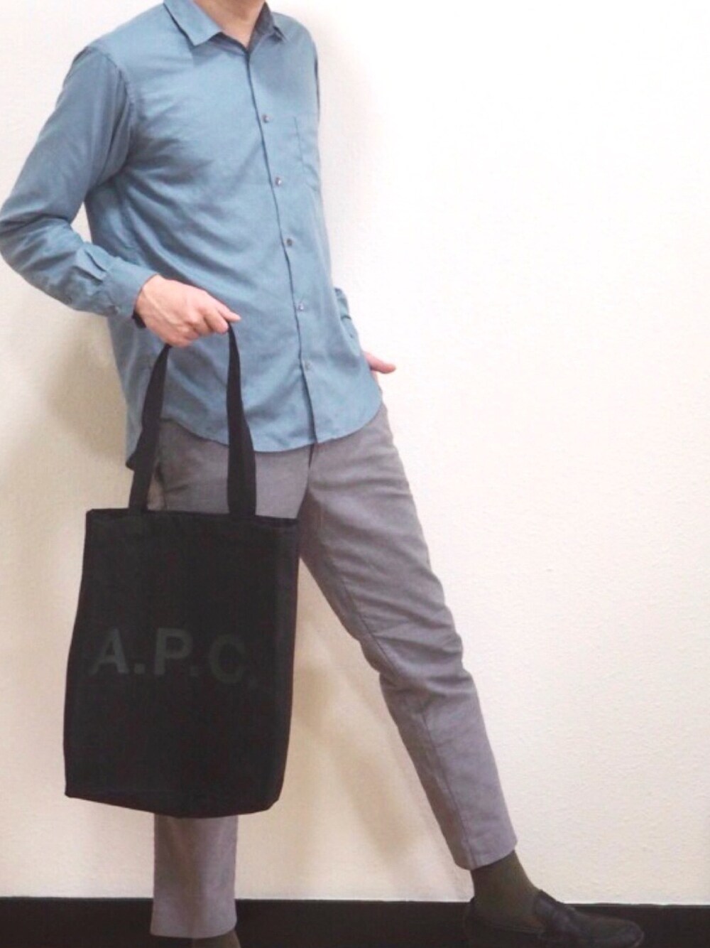 グレー系のその他パンツ、ブラック系のトートバッグ、ブルー系のシャツ/ブラウスを着用したメンズの冬コーディネートの1枚目の写真