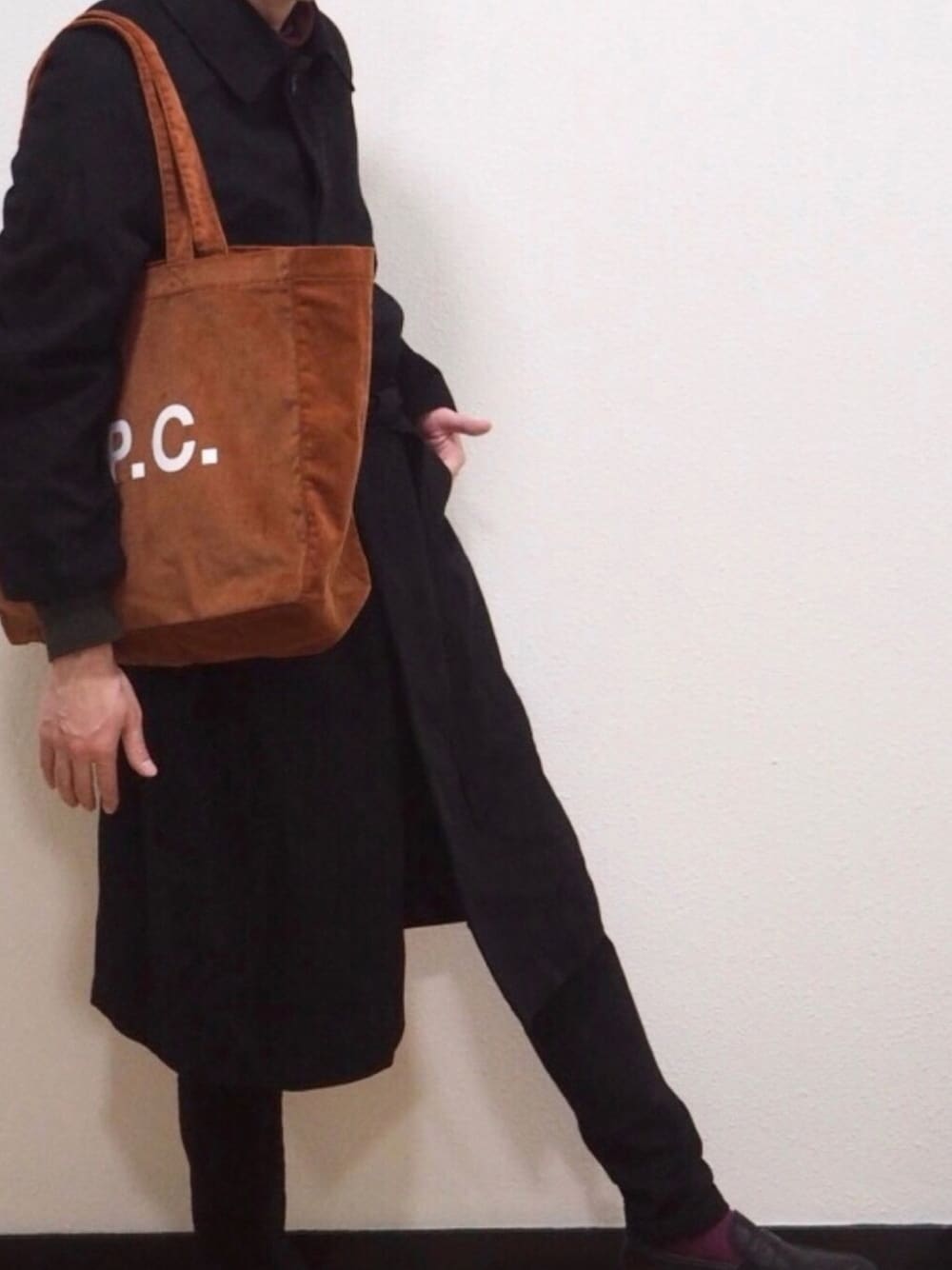 「今日のコーデ、モノトーン、クロスキニー、UNIQLO、フユコーデ、A.P.C.、冬コーデ、ブラックコーデ、大人コーデ、古着」｜「UNIQLOのプレミアムラムタートルネックセーター（長袖）（ニット/セーター、オレンジ系）」を使った、アレンさん（メンズ・182cm）の冬コーディネートの1枚目の写真