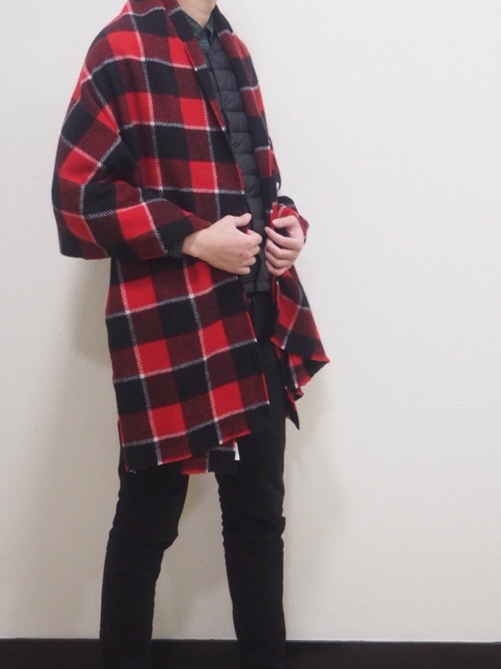 「大人カジュアル、おしゃれさんと繋がりたい、カジュアル、休日コーデ、AcneStudios、ブラック、デート、家コーデ、UNIQLO」｜「Acne Studiosのアイテム（マフラー、レッド系）」を使った、アレンさん（メンズ・182cm）の春コーディネートの1枚目の写真
