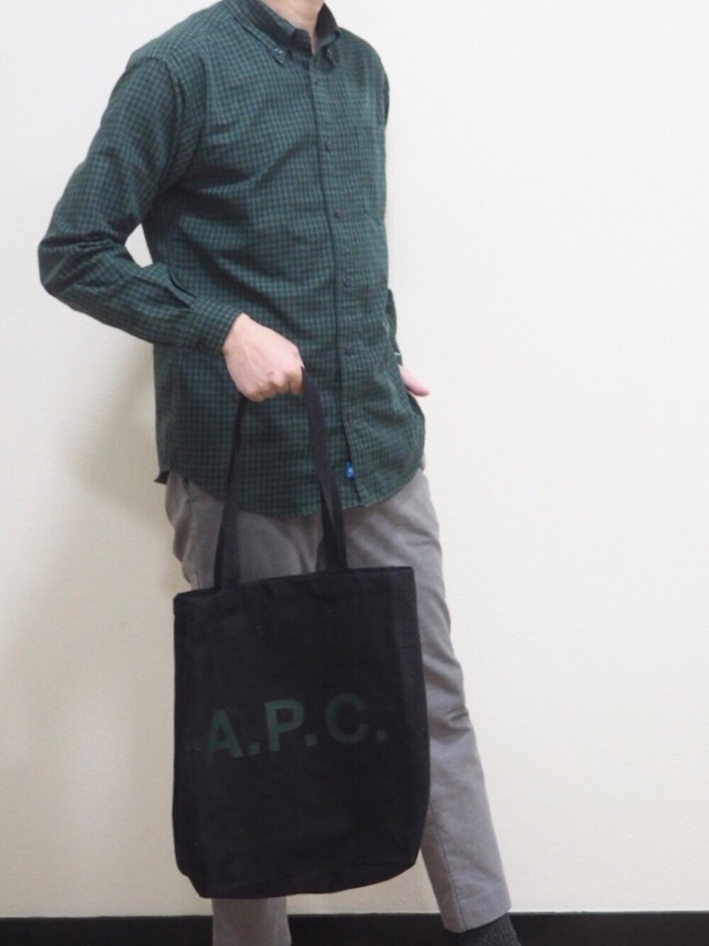 グレー系のその他パンツ、ブラック系のトートバッグ、グリーン系のシャツ/ブラウスを着用したメンズの春コーディネートの1枚目の写真