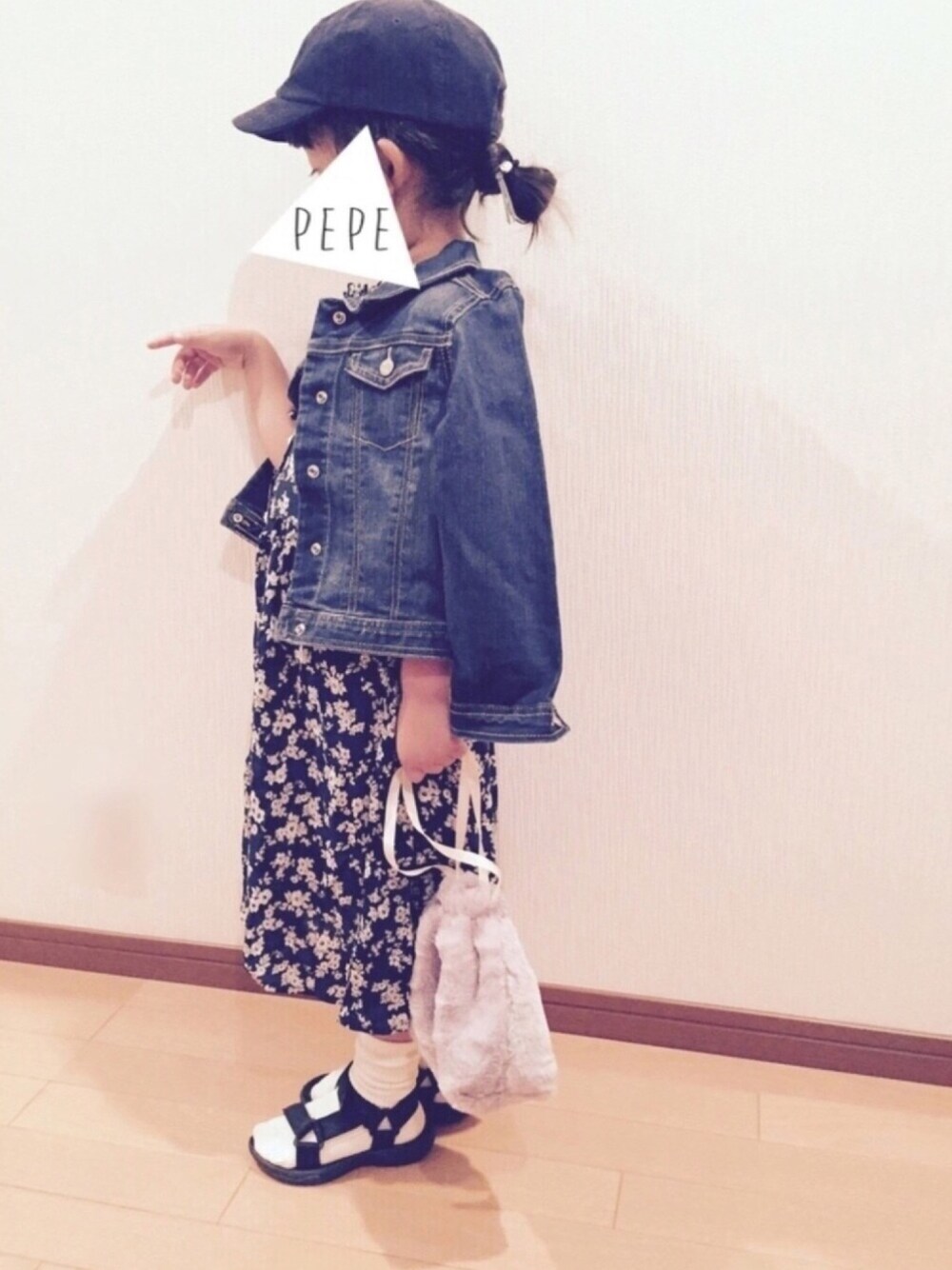 ブルー系のワンピース、ブラック系のサンダル、ブルー系のデニムジャケットを着用したキッズの秋コーディネートの1枚目の写真