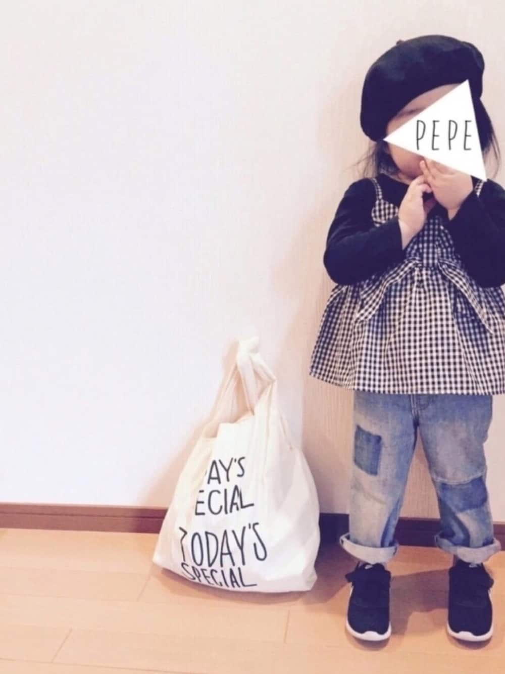 「着回しコーデ、キッズコーデ、おんなのこ、春コーデ、デニム、ロンT、ギンガムチェック、ベレー帽、黒スニーカー、3歳」｜「着回しアイテム1のアイテム（トップス、その他）」を使った、pepeさん（キッズ・90cm）の春コーディネートの1枚目の写真