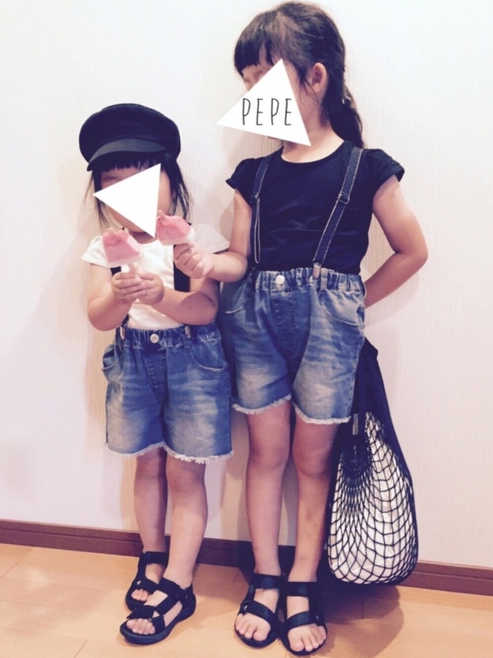 その他のサロペット/オーバーオール、ブルー系のデニムパンツ、ブラック系のサンダルを着用したキッズの夏コーディネートの1枚目の写真