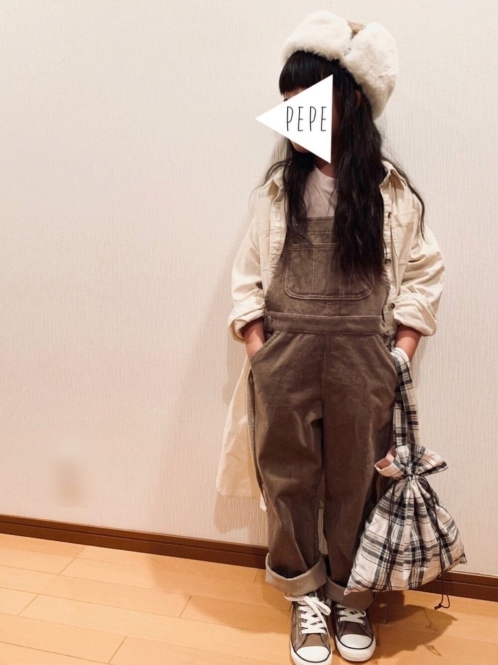「おんなのこ、カジュアル、ブラウンコーデ、コーデュロイ、シャツワンピ、サロペット、フライトキャップ、巾着バッグ、やっぱりストリートが好き、2019秋チェッカーず」｜「LOWRYS FARMのコーデュロイオーバーオール　847598（サロペット/オーバーオール、ベージュ系）」を使った、pepeさん（キッズ・110cm）の秋コーディネートの1枚目の写真