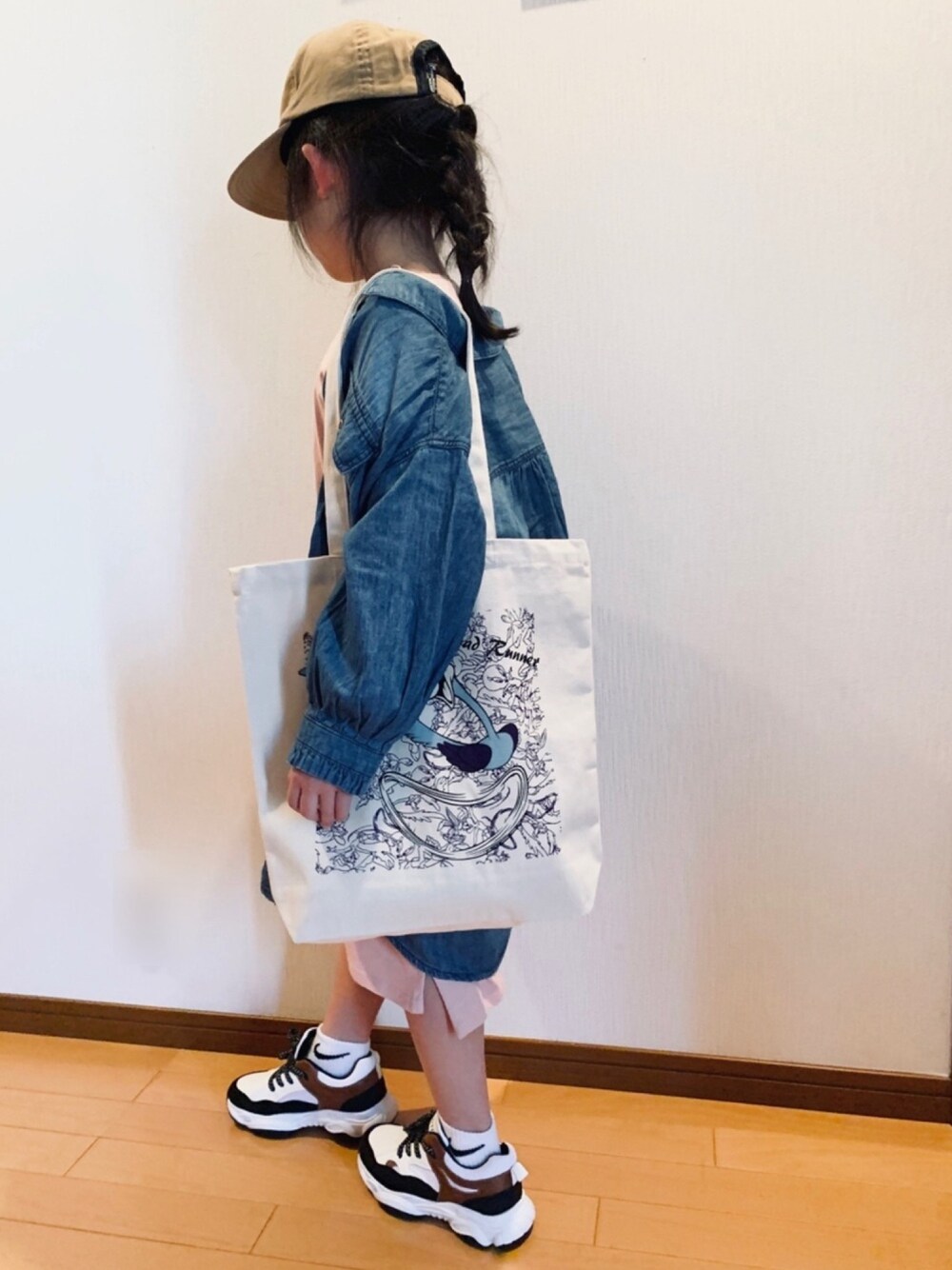 「カジュアルコーデ、キッズファッション、ワンピース、ピンク、デニムシャツワンピース、ダッドスニーカー、キャップ、トートバッグ、はるコーデ、ナイキ」｜「Life Support ProductsのコットンUSAムジワンピース（80～160cm）（ワンピース、ピンク系）」を使った、pepeさん（キッズ・110cm）の春コーディネートの1枚目の写真