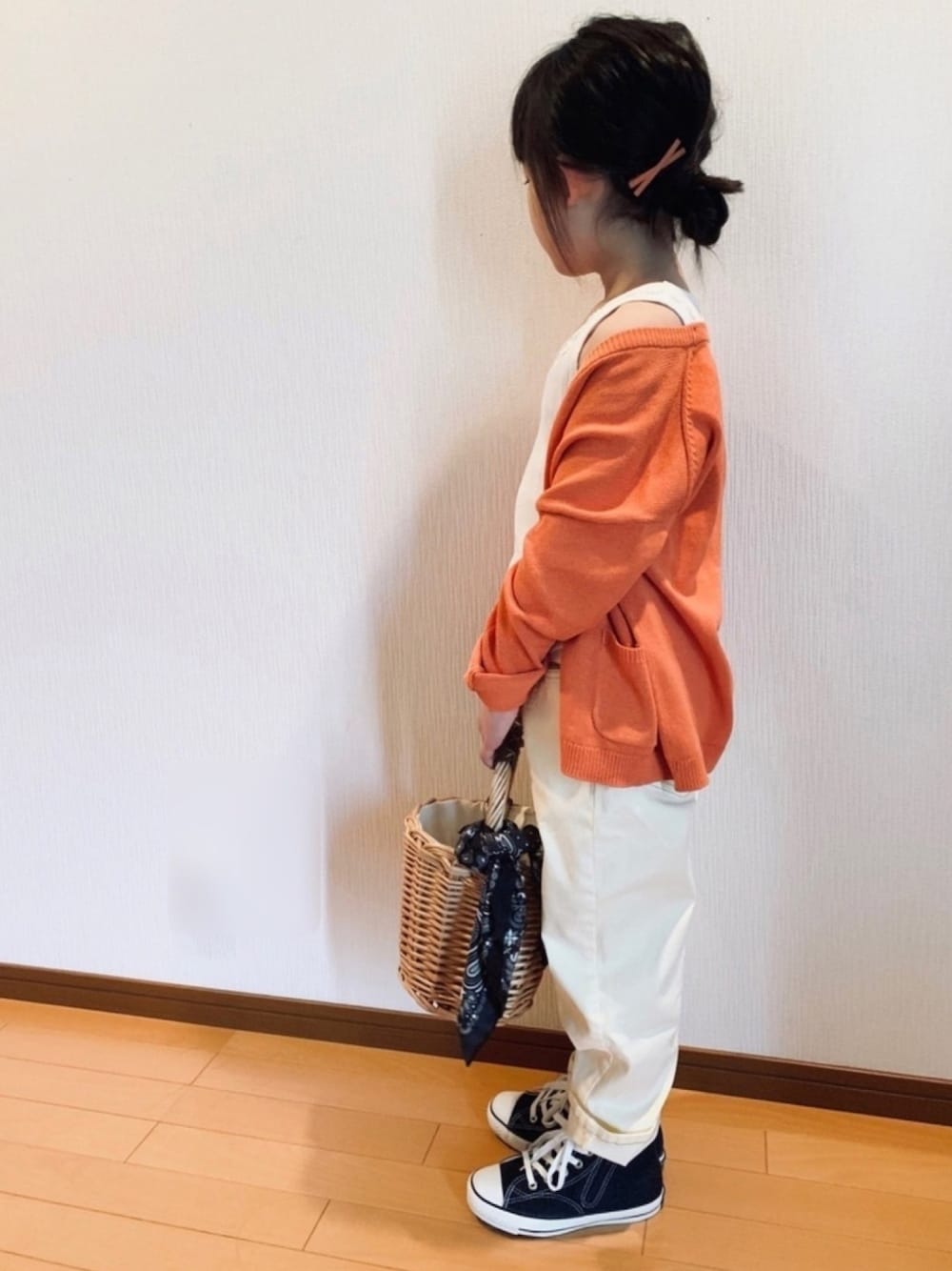 「おうちスタイル、リラックススタイル、ゆるコーデ、キッズコーデ、おんなのこ、カーディガン、タンクトップ、白パンツ、オレンジ、かごバッグ」｜「CIAOPANIC TYPYのOSOROホリデイニットカーデ（カーディガン/ボレロ、オレンジ系）」を使った、pepeさん（キッズ・120cm）の春コーディネートの1枚目の写真