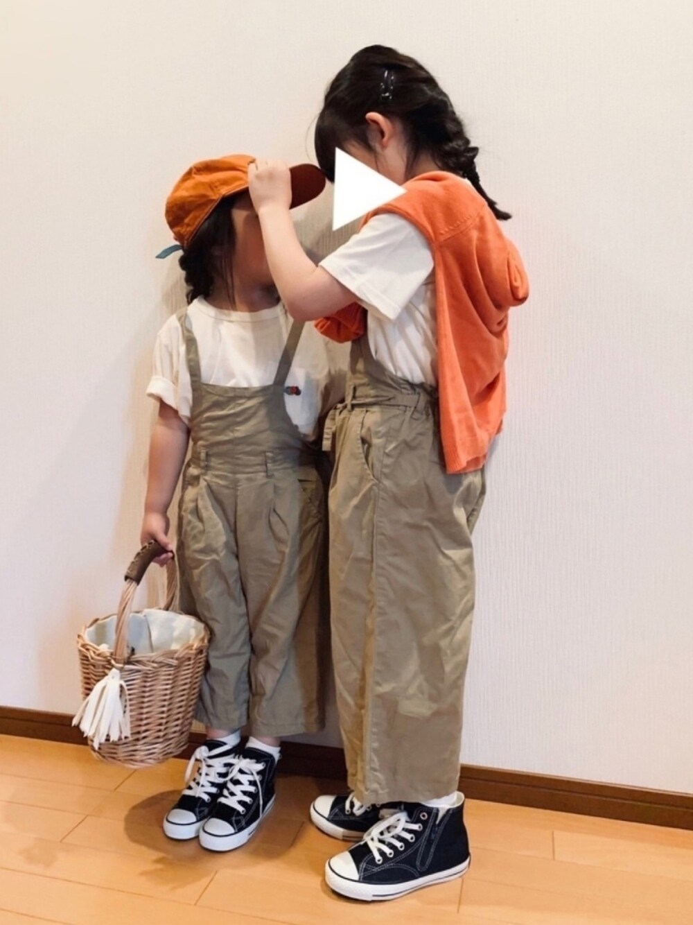 「春夏コーデ、姉妹コーデ、リンクコーデ、カーディガン、キャップ、オレンジ、サロペット、かごバッグ、コンバース、プチプラ」｜「CIAOPANIC TYPYのOSOROホリデイニットカーデ（カーディガン/ボレロ、オレンジ系）」を使った、pepeさん（キッズ・120cm）の春コーディネートの1枚目の写真