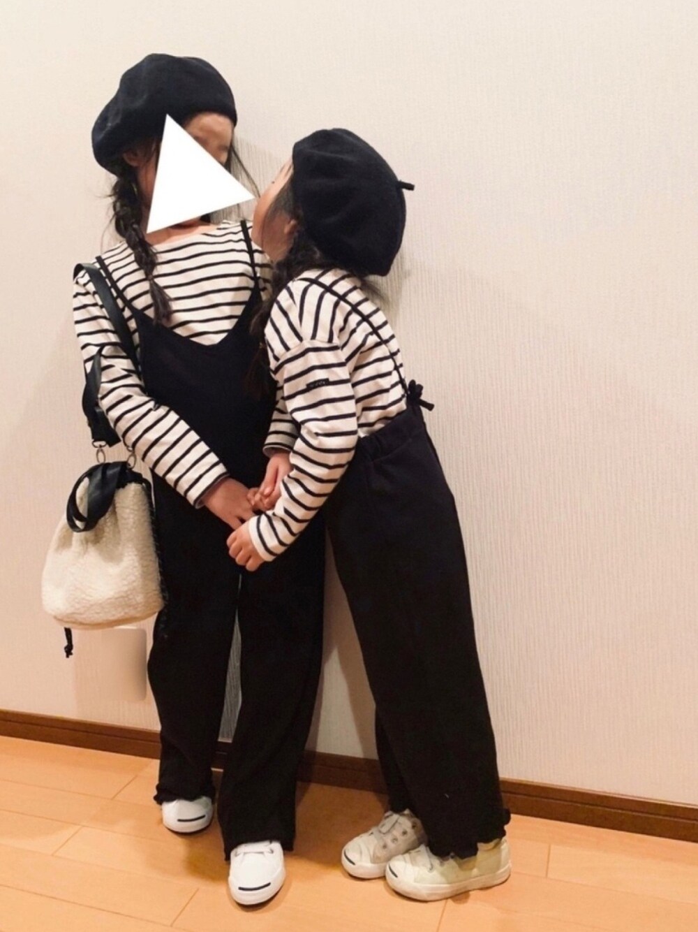 「ロンT、ボーダートップス、モノトーン、シンプル、おそろいコーデ、姉妹コーデ、ベレー帽、巾着バッグ、オールインワン、休日スタイル」｜「BREEZEのリブオールインワン（つなぎ/オールインワン、ブラック系）」を使った、pepeさん（キッズ・120cm）の秋コーディネートの1枚目の写真