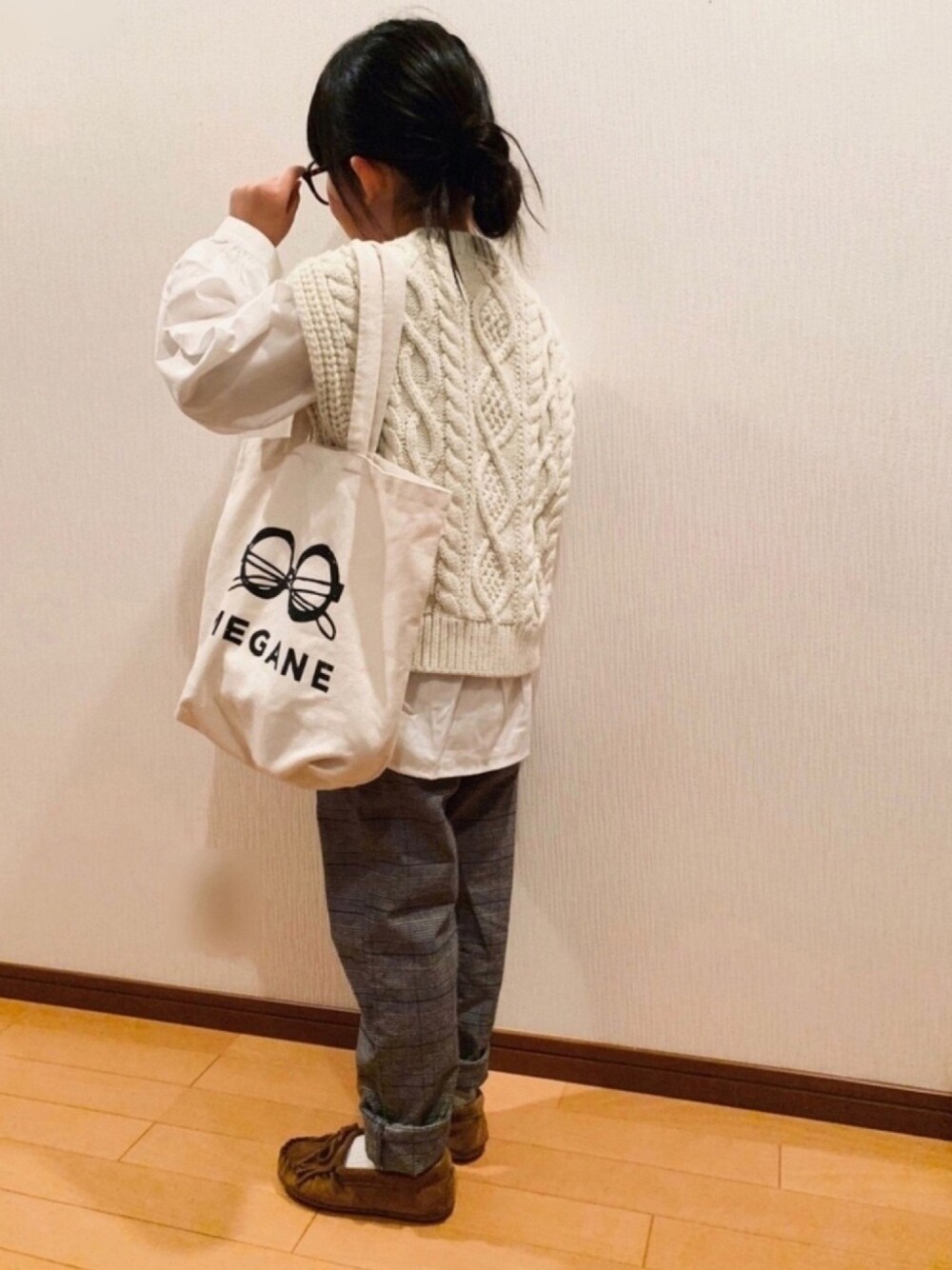 「ニットベスト、白シャツ、シャツスタイル、チェックパンツ、トートバッグ、めがね、モカシン、レイヤードスタイル、カジュアルコーデ、モノトーン」｜「CIAOPANIC TYPYの手編みライクベスト（ニット/セーター、ホワイト系）」を使った、pepeさん（キッズ・120cm）の秋コーディネートの1枚目の写真