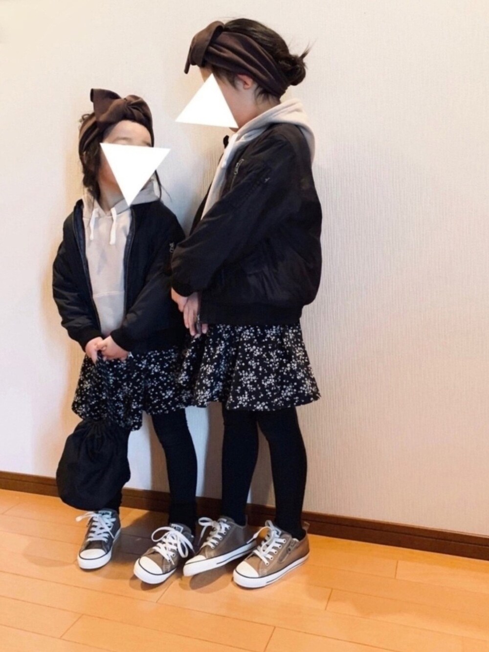 「キッズコーデ、姉妹コーデ、おそろいコーデ、マイベストコーデ2020、花柄スカート、MA-1、パーカー、巾着バッグ、カジュアルコーデ、スニーカー」｜「GLOBAL WORKの【キッズ】インナー付カラフルスカート(柄)/889710（スカート、ブラック系）」を使った、pepeさん（キッズ・120cm）の冬コーディネートの1枚目の写真
