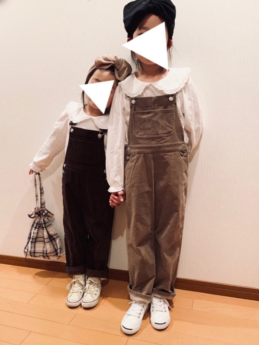 「姉妹コーデ、リンクコーデ、オーバーオール、ビッグカラー、GU、白スニーカー、巾着バッグ、ヘアバンド、カジュアルコーデ、シンプル」｜「LOWRYS FARMのコーデュロイオーバーオール　847598（サロペット/オーバーオール、ブラウン系）」を使った、pepeさん（キッズ・120cm）の冬コーディネートの1枚目の写真