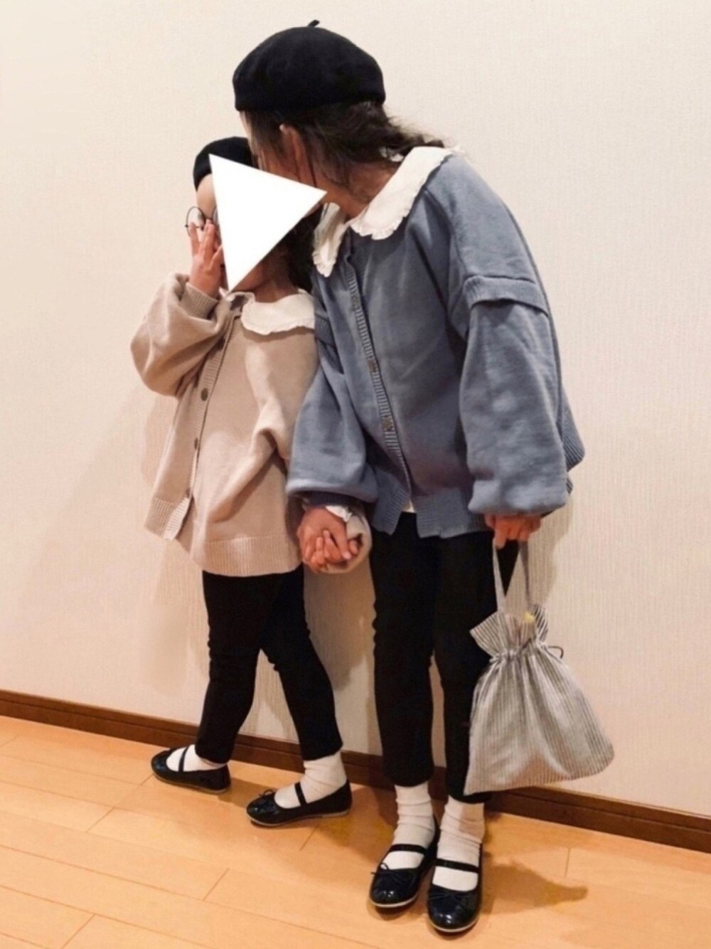 「春コーデ、休日スタイル、リンクコーデ、レイヤードスタイル、ビッグカラー、フリル襟、カーディガン、黒スキニー、バレエシューズ、巾着バッグ」｜「GLOBAL WORKの【キッズ】マルチWAYニットプルオーバー長袖/929243（ニット/セーター、ブルー系）」を使った、pepeさん（キッズ・120cm）の春コーディネートの1枚目の写真