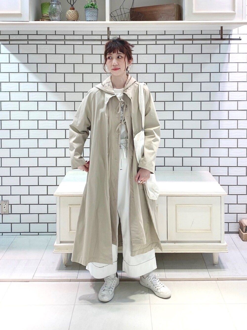 「春アウター、トレンチコート、アウター、ベージュコート、ピュアルセシン、休日スタイル、ホワイトパンツ、ナチュラルスタイル、オトナ女子」｜「PUAL CE CINの【Du noir】ライナーワンピース付き3WAY コート（その他アウター、ベージュ系）」を使った、niuさん（レディース・161cm）の春コーディネートの1枚目の写真