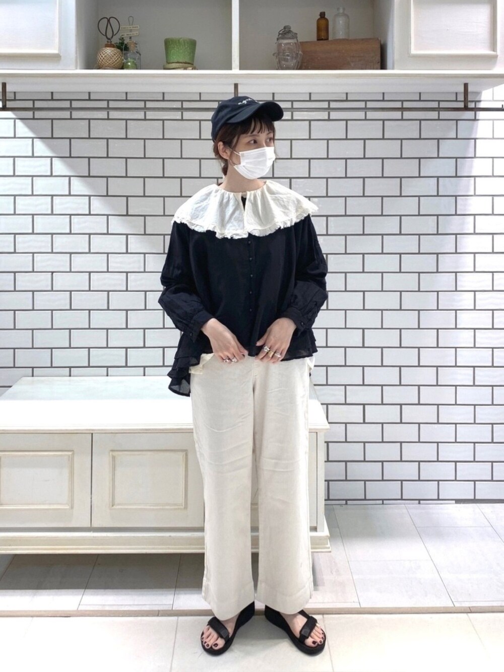 ベージュ系のシャツ/ブラウス、ブラック系のシャツ/ブラウス、ホワイト系のその他パンツを着用したレディースの秋コーディネートの1枚目の写真