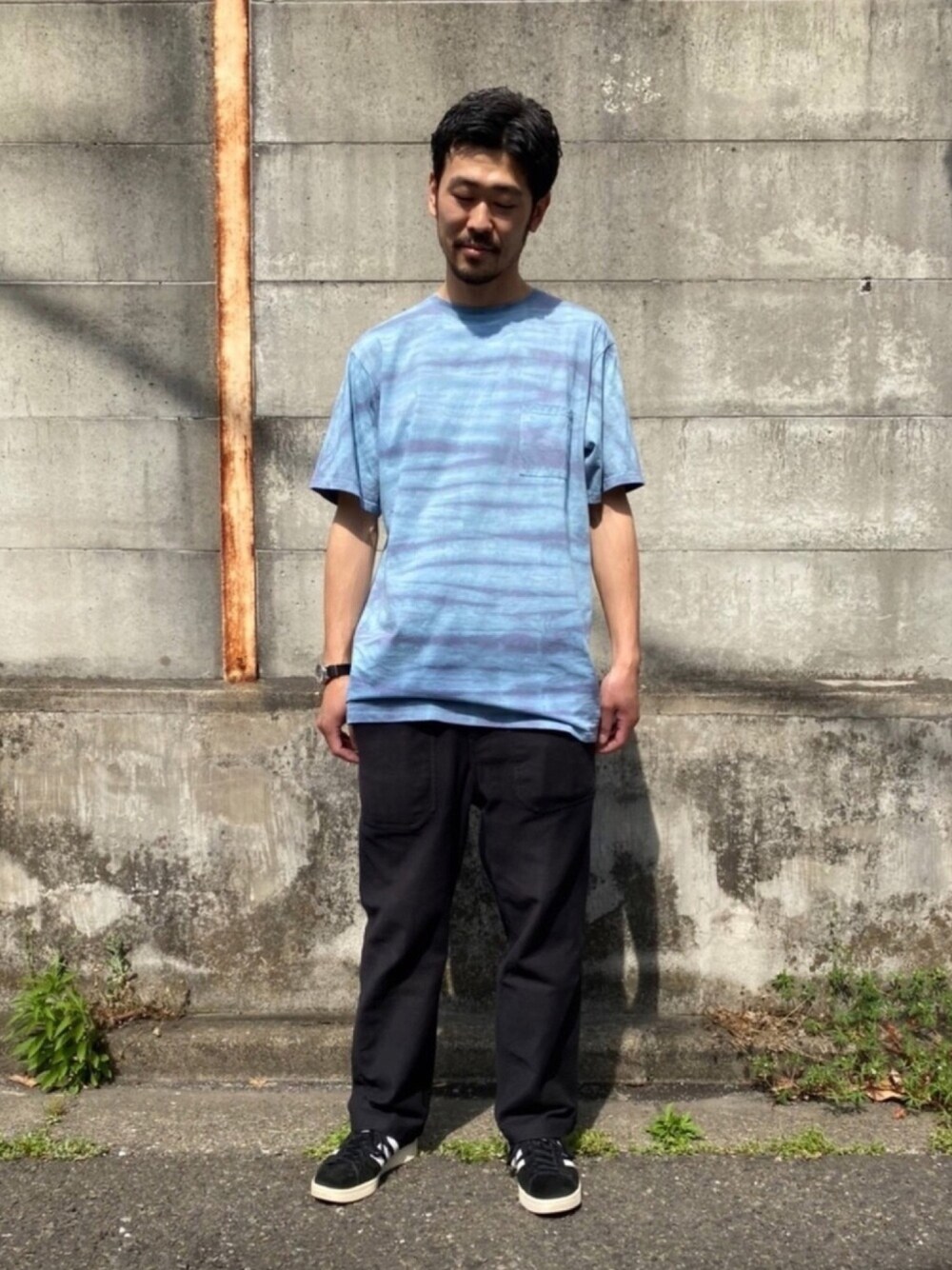 「シンプルコーデ、ゆるコーデ、Tシャツ、タイダイ柄、ワイドパンツ、スニーカー、大人カジュアル、夏コーデ、ootd、サタデーズ ニューヨークシティ (Saturdays NYC)」｜「Saturdays NYCのRandall Mineral Wash S/S Tee（Tシャツ/カットソー、ブルー系）」を使った、tatsuya.1009さん（メンズ・179cm）の春コーディネートの1枚目の写真