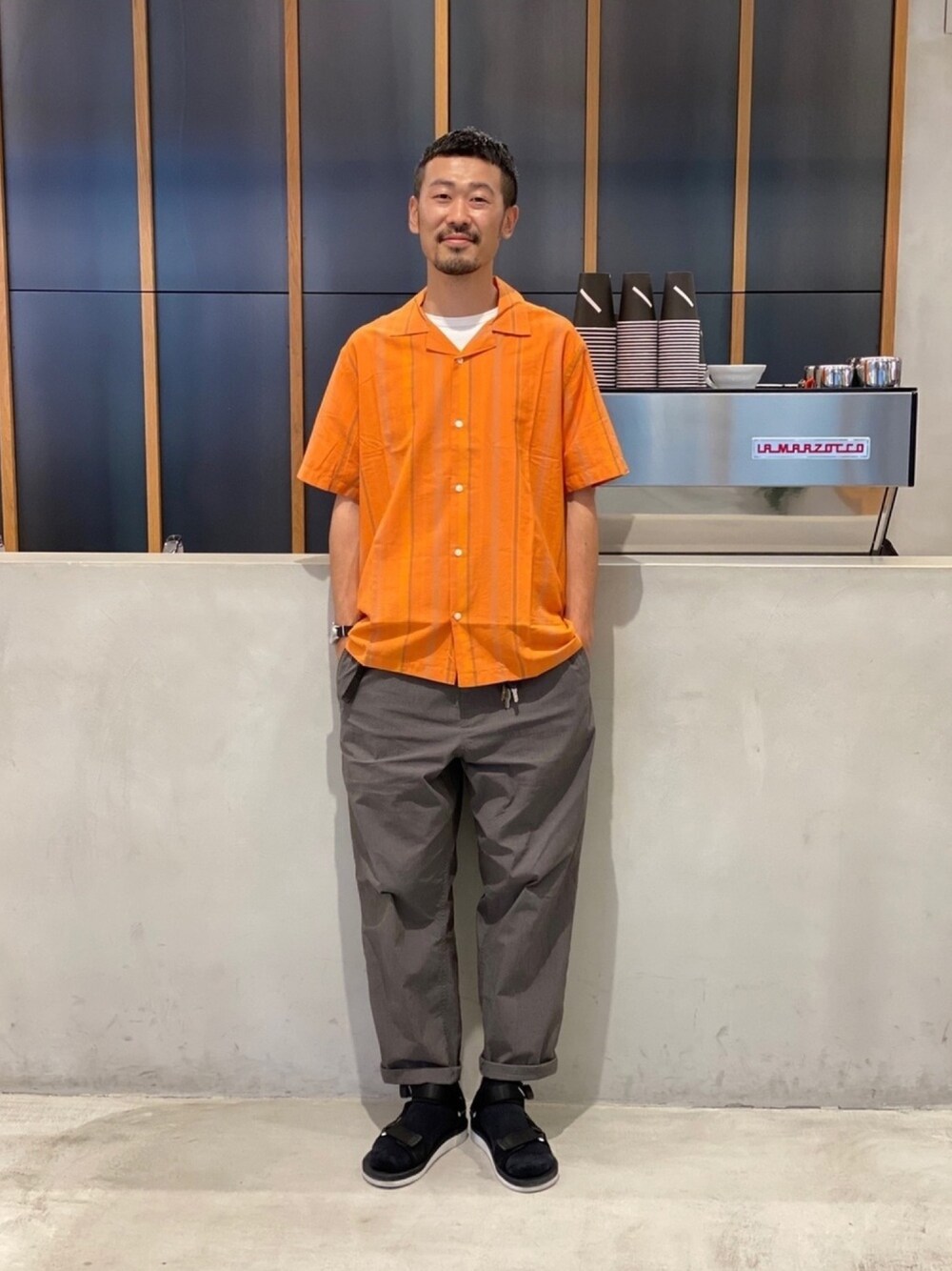 「大人カジュアル、カジュアル、シャツスタイル、開襟シャツ、スポーツサンダル、サンダル、夏コーデ、リラックススタイル、suicoke、サタデーズ ニューヨークシティ (Saturdays NYC)」｜「Saturdays NYCのアイテム（シャツ/ブラウス、オレンジ系）」を使った、tatsuya.1009さん（メンズ・179cm）の夏コーディネートの1枚目の写真