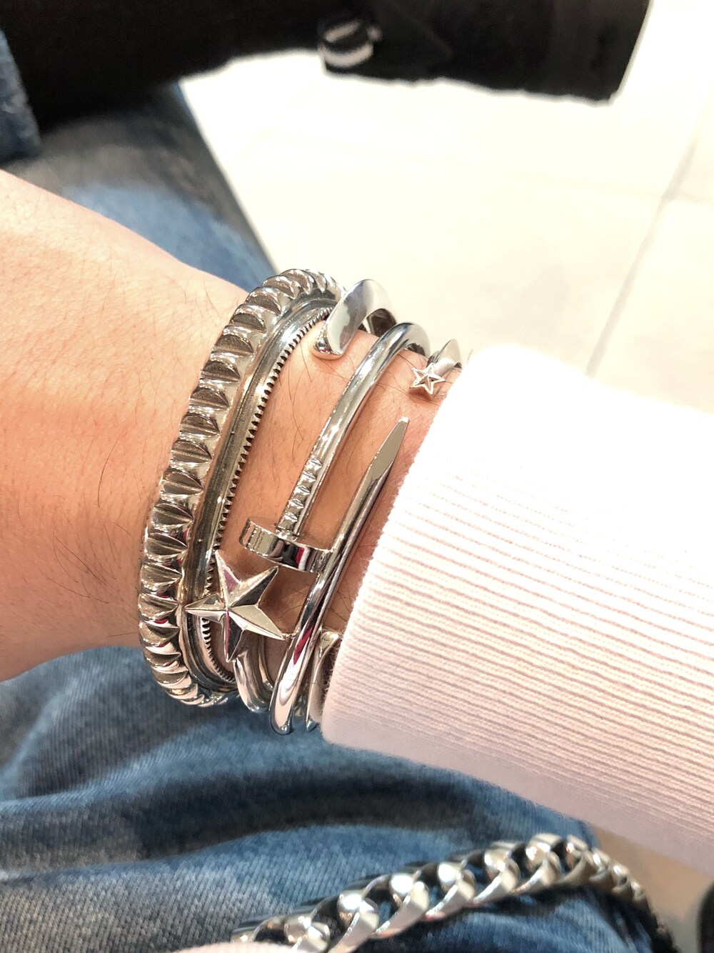「Cartierのアイテム（ブレスレット、シルバー系）」を使った、KeViN_L_e_Eさん（メンズ・180cm）の冬コーディネートの1枚目の写真