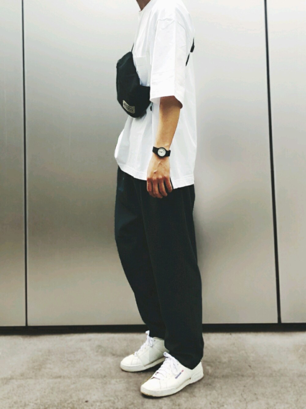 ホワイト系のスニーカー、ホワイト系のTシャツ/カットソー、ブルー系のその他パンツを着用したメンズの夏コーディネートの1枚目の写真