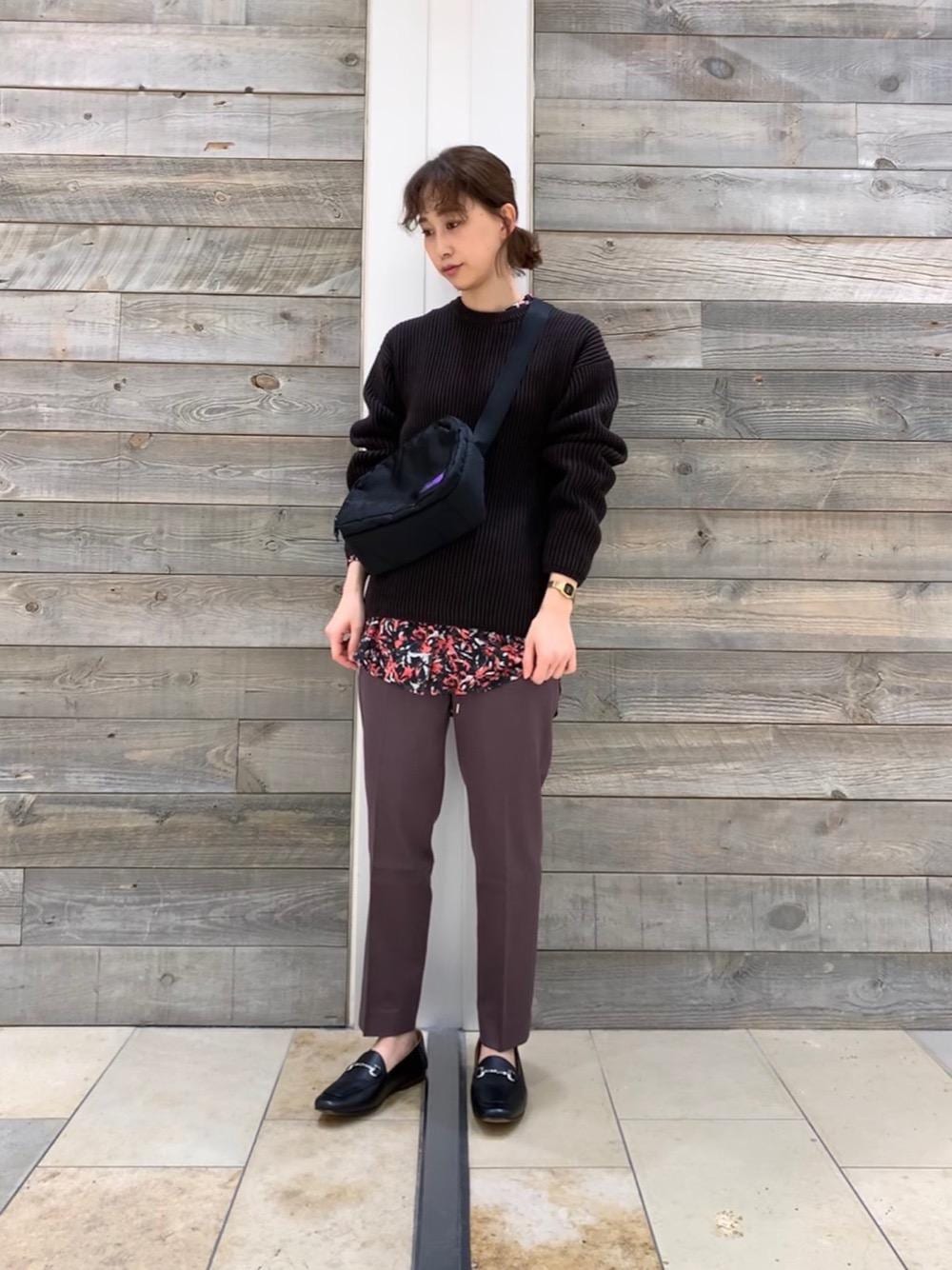 「EXCLUTIVE ITEM STYLE」｜「CAMINANDOの【別注】＜CAMINANDO＞∴スクエアトゥレザービットローファー -2WAY-（ローファー、ブラック系）」を使った、武藤 美緒さん（レディース・162cm）の秋コーディネートの1枚目の写真