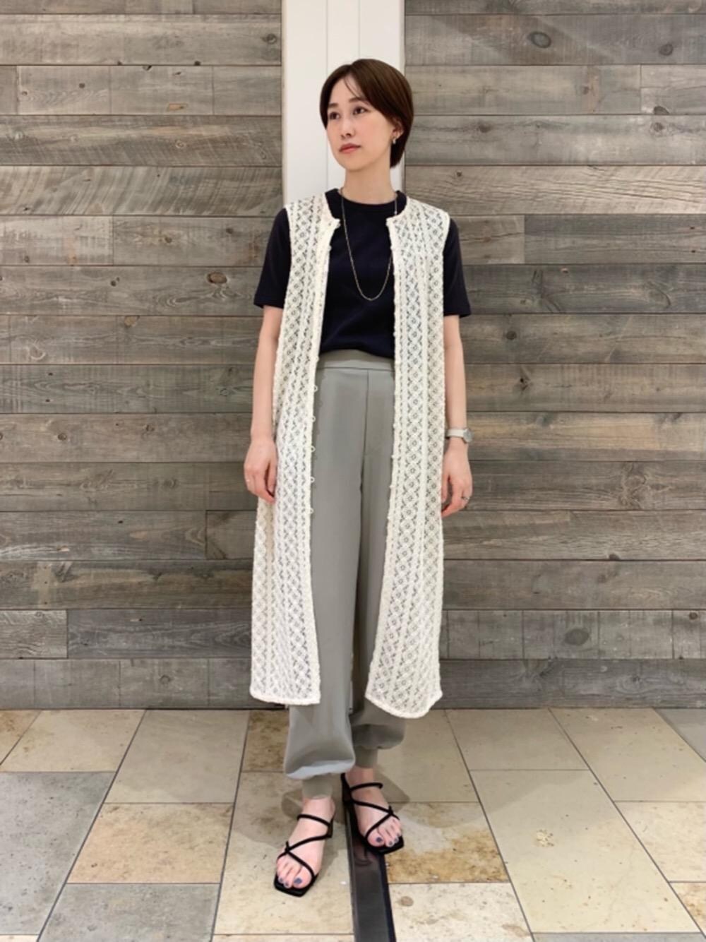 「トレンド、リラックス、シューズ、フェミニン、Tシャツ/カットソー、RECOMMEND  ITEM STYLING、EXCLUTIVE ITEM STYLE、T SHIRTS STYLE、トラベル /リゾート、ぱんつ」｜「Mavenwatchesの＜MAVEN WATCHES＞∴ARTISAN SERIES レザー34mmフェイスウォッチ（アナログ腕時計、ホワイト系）」を使った、武藤 美緒さん（レディース・162cm）の夏コーディネートの1枚目の写真