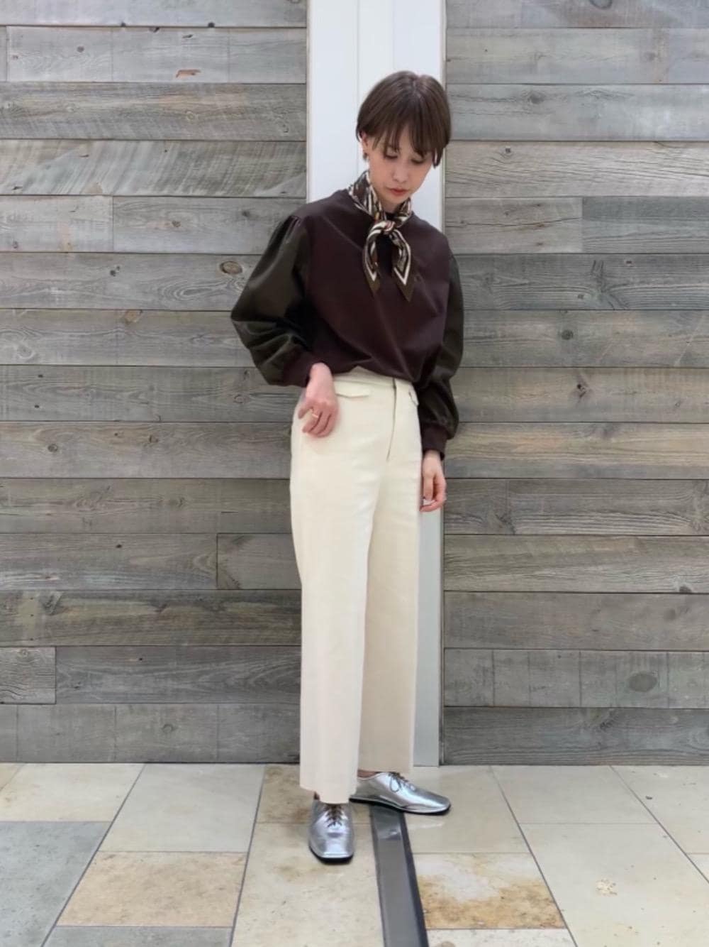 「スカーフ、シューズ、フェミニン、ビジネス、シャツ/ブラウス、Tシャツ/カットソー、RECOMMEND  ITEM STYLING、T SHIRTS STYLE、ベーシック/トラッド、ぱんつ」｜「BEAUTY&YOUTH UNITED ARROWSのBY スクエア レースアップフラット シューズ（その他シューズ、シルバー系）」を使った、武藤 美緒さん（レディース・162cm）の秋コーディネートの1枚目の写真
