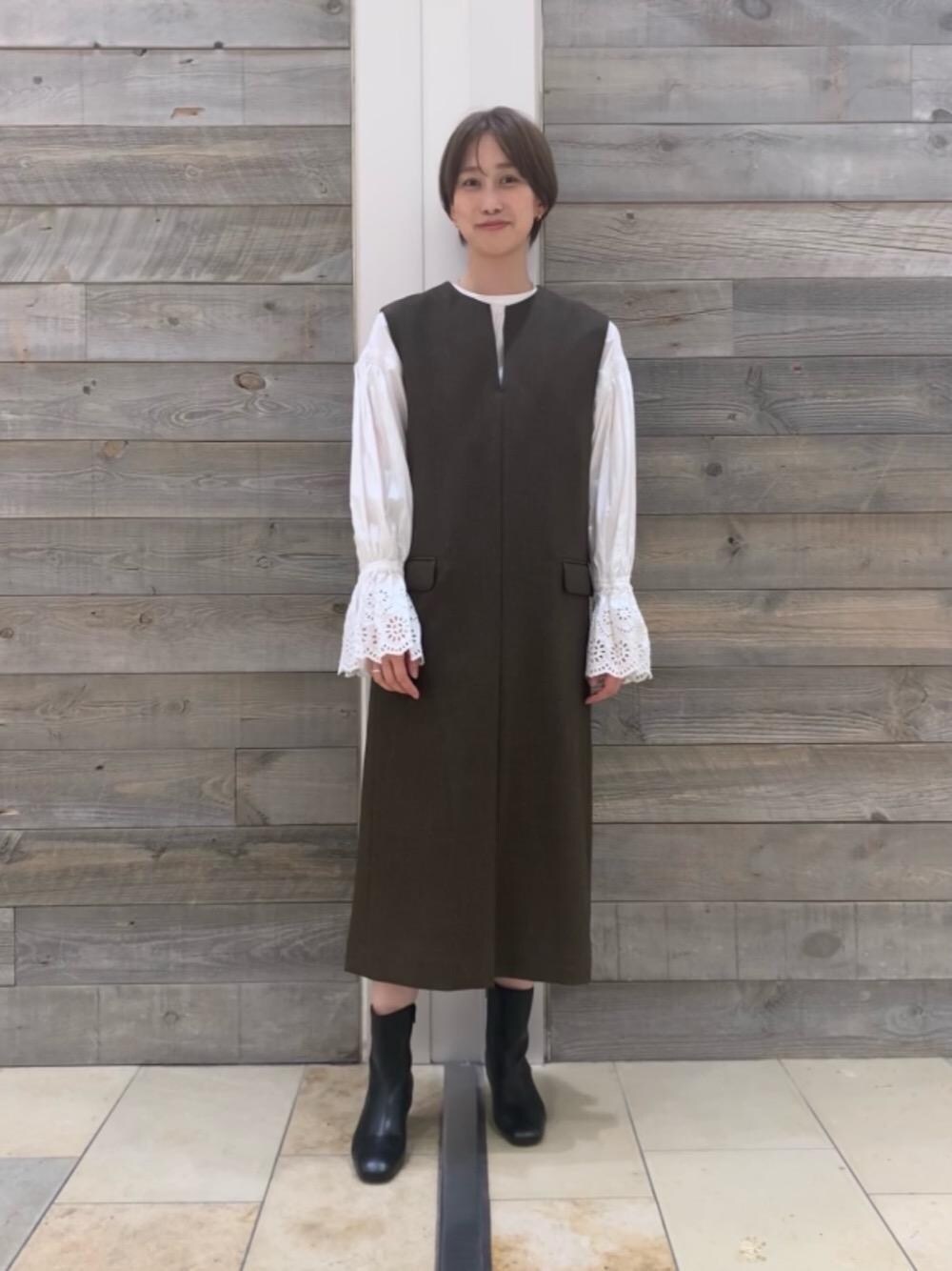 「ワンピース、トレンド、シューズ、フェミニン、シャツ/ブラウス、RECOMMEND  ITEM STYLING、ベーシック/トラッド、フォーマル/セレモニー、WEB LIMITED ITEM」｜「BEAUTY&YOUTH UNITED ARROWSのBY タイプライターボリューム袖エンブロイダリーブラウス -2WAY- ∴（シャツ/ブラウス、ホワイト系）」を使った、武藤 美緒さん（レディース・162cm）の秋コーディネートの1枚目の写真