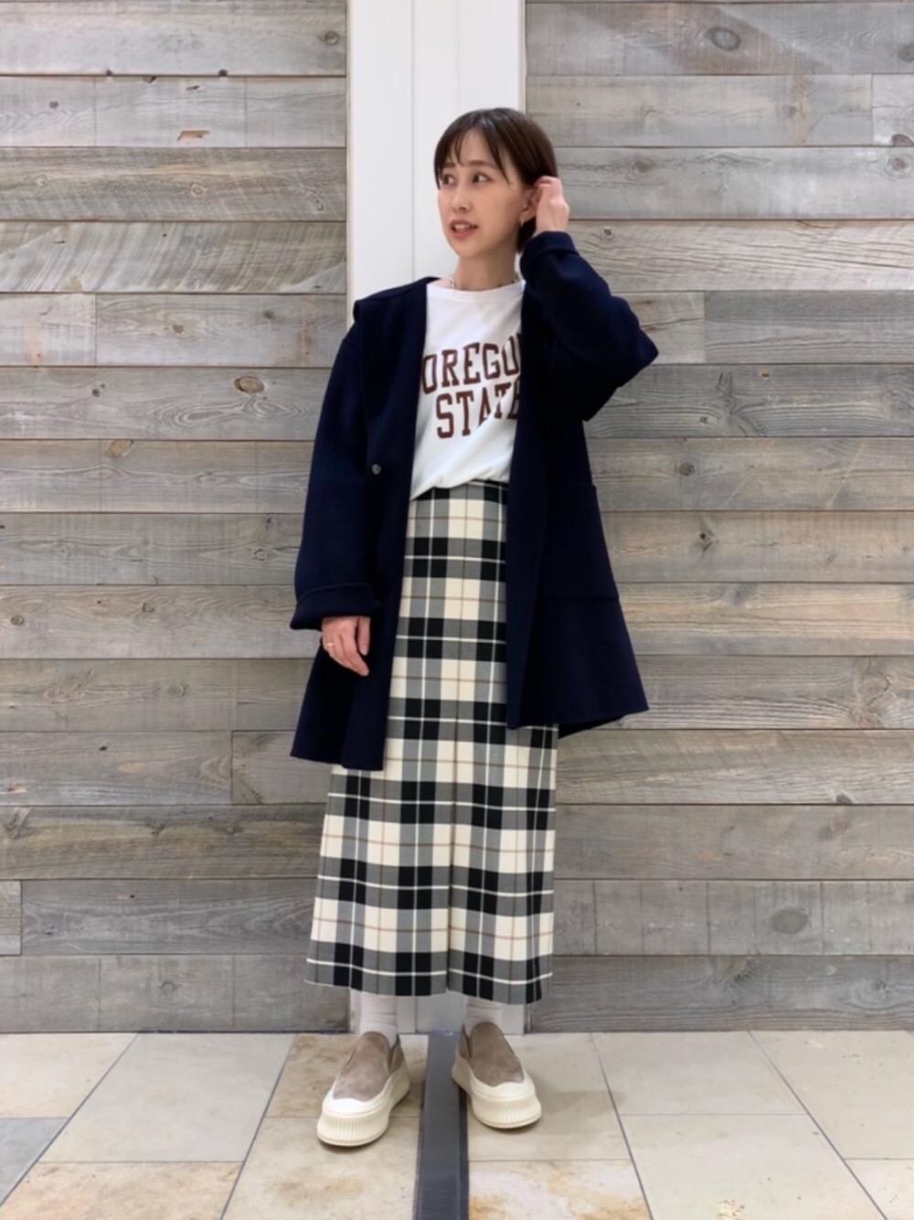 「コート、アウター、トレンド、スカート、シューズ、フェミニン、Tシャツ/カットソー、RECOMMEND  ITEM STYLING、WIDE SILHOUETTE STYLE、ベーシック/トラッド」｜「BEAUTY&YOUTH UNITED ARROWSのBY チェーン×ミニパールモチーフネックレス -2WAY-（ネックレス、シルバー系）」を使った、武藤 美緒さん（レディース・162cm）の秋コーディネートの1枚目の写真