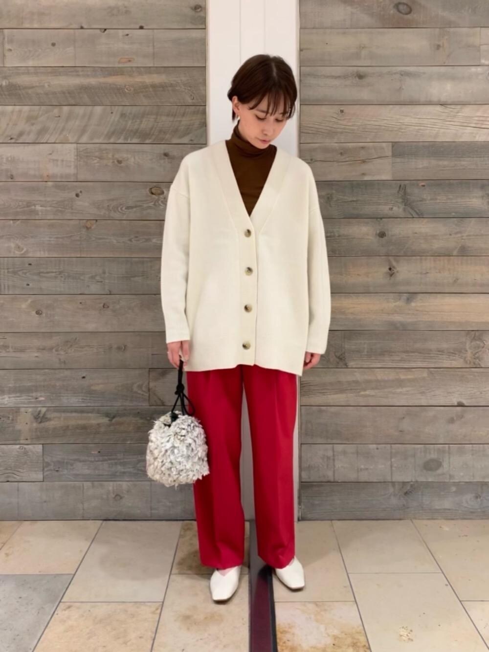 「トレンド、シューズ、フェミニン、モード、Tシャツ/カットソー、RECOMMEND  ITEM STYLING、WIDE SILHOUETTE STYLE、👟バッグ、ベーシック/トラッド、ぱんつ」｜「BEAUTY&YOUTH UNITED ARROWSのBY Vカットステッチフラットシューズ ∴（パンプス、ホワイト系）」を使った、武藤 美緒さん（レディース・162cm）の秋コーディネートの1枚目の写真