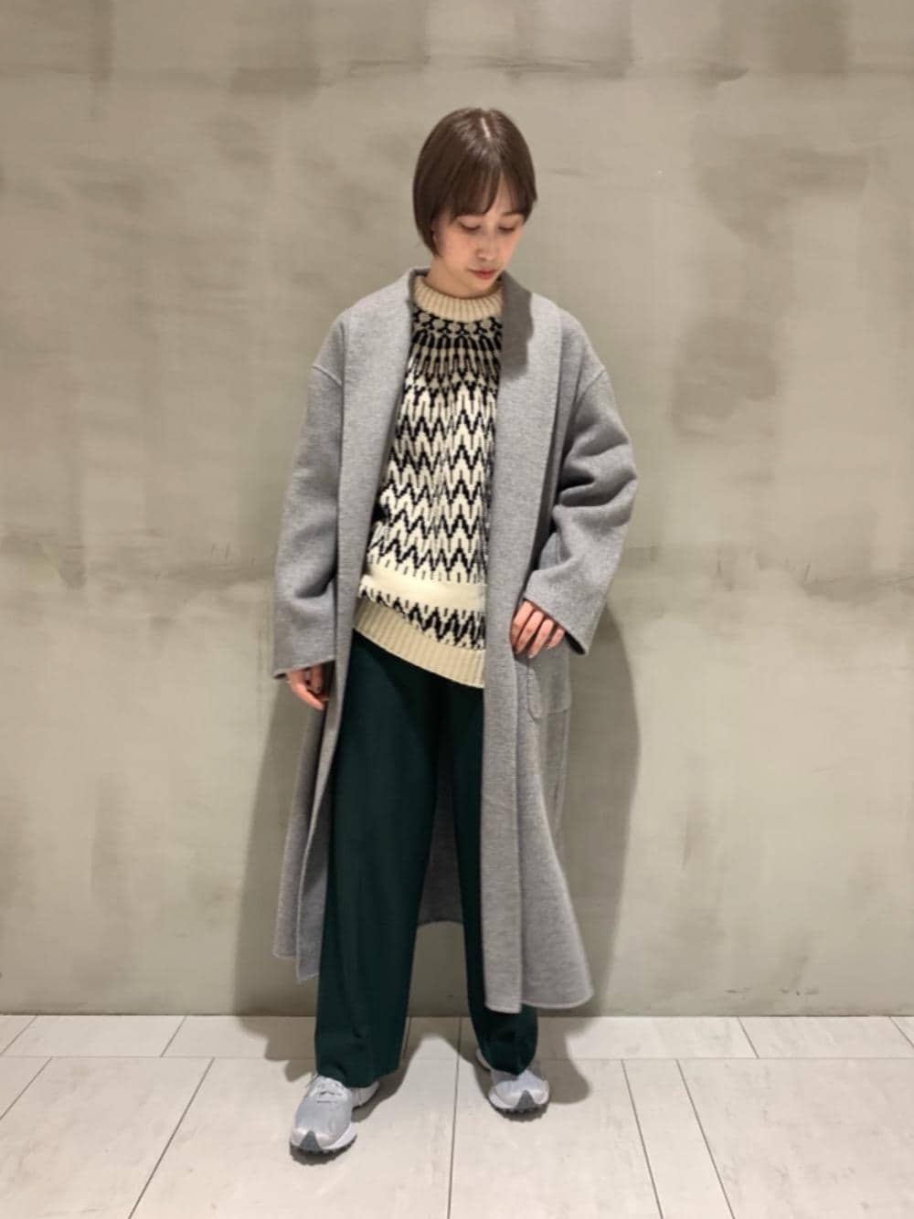 「スニーカー、トレンド、RECOMMEND  ITEM STYLING、EXCLUTIVE ITEM STYLE、WIDE SILHOUETTE STYLE、ベーシック/トラッド、ニット/セーター、ぱんつ、あうたー」｜「BEAUTY&YOUTH UNITED ARROWSのBY モッサショールカラーリバー コート ∴（その他アウター、グレー系）」を使った、武藤 美緒さん（レディース・162cm）の秋コーディネートの1枚目の写真