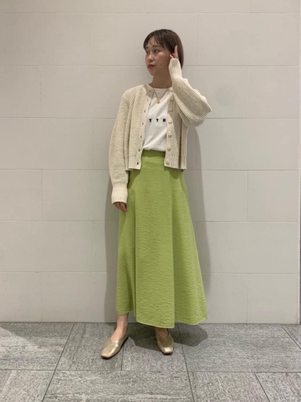 「カーディガン、トレンド、スカート、リラックス、シューズ、フェミニン、Tシャツ/カットソー、RECOMMEND  ITEM STYLING、SPRING KNIT STYLE、T SHIRTS STYLE」｜「PHILIPPE AUDIBERTの【別注】＜PHILIPPE AUDIBERT（フィリップオーディベール）＞∴ハートネックレス（ネックレス、ゴールド系）」を使った、武藤 美緒さん（レディース・162cm）の冬コーディネートの1枚目の写真