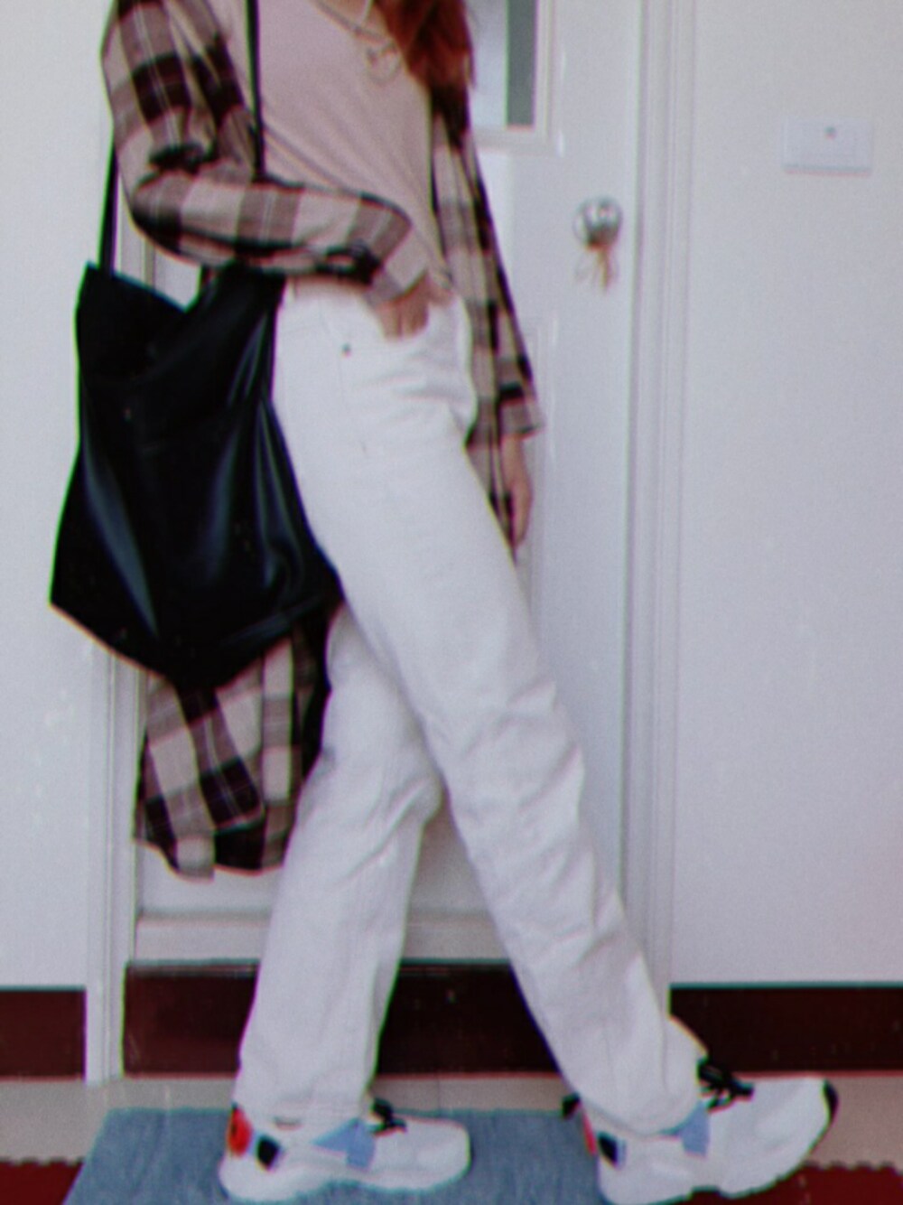 「ootd、街頭穿搭、休閒、牛仔褲、NIKE」｜「NIKEのアイテム（スニーカー、ブルー系）」を使った、Esme Tuさん（レディース・163cm）の秋コーディネートの1枚目の写真