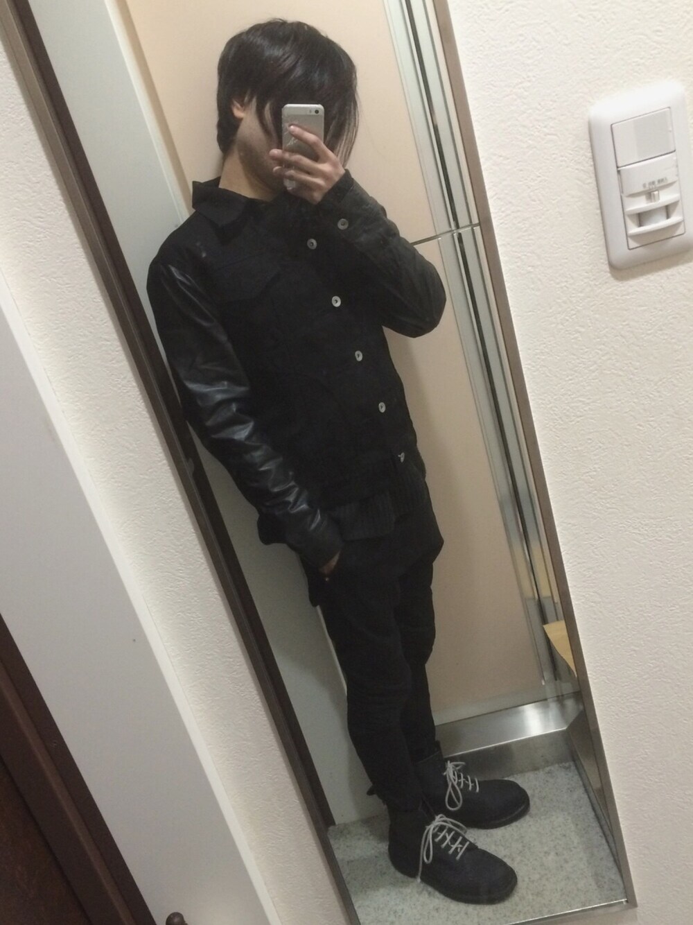 ブラック系のデニムジャケット、ブラック系のその他パンツ、ブラック系のブーツを着用したメンズの春コーディネートの1枚目の写真