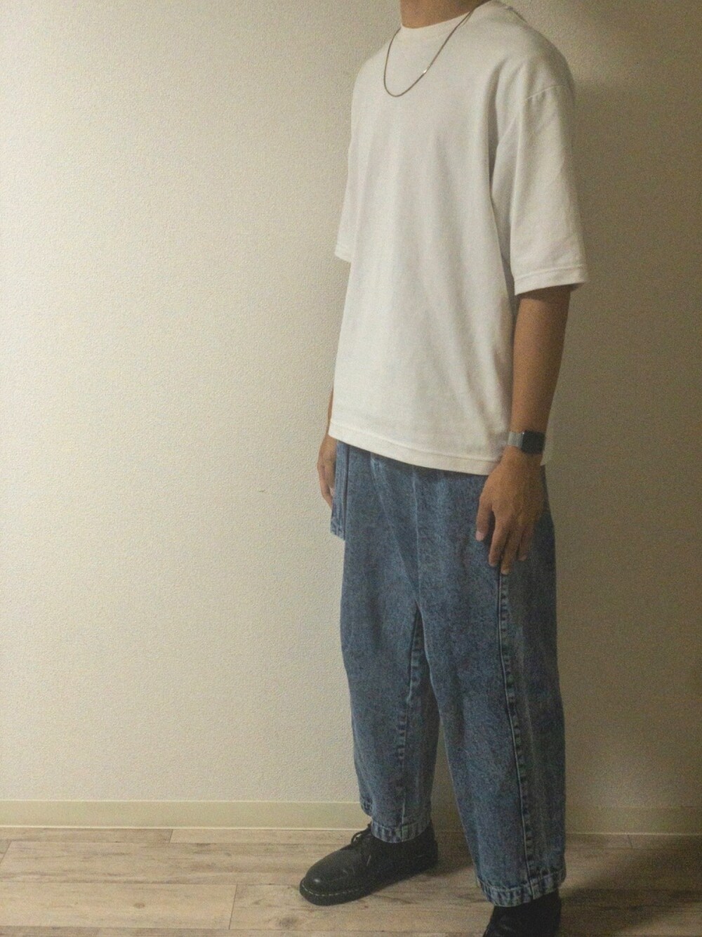 ホワイト系のTシャツ/カットソー、ブルー系のデニムパンツ、ブラック系のブーツを着用したメンズの夏コーディネートの1枚目の写真